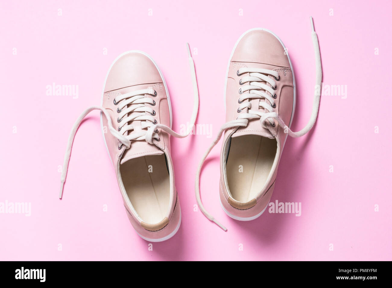 Woman Fashion Pink Schuhe auf rosa Hintergrund. Stockfoto