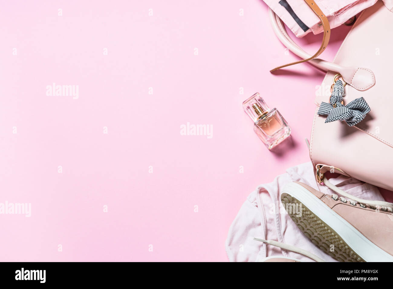 Frau Mode Accessoires rosa Schuhe, Handtaschen, Smartphone und pe Stockfoto