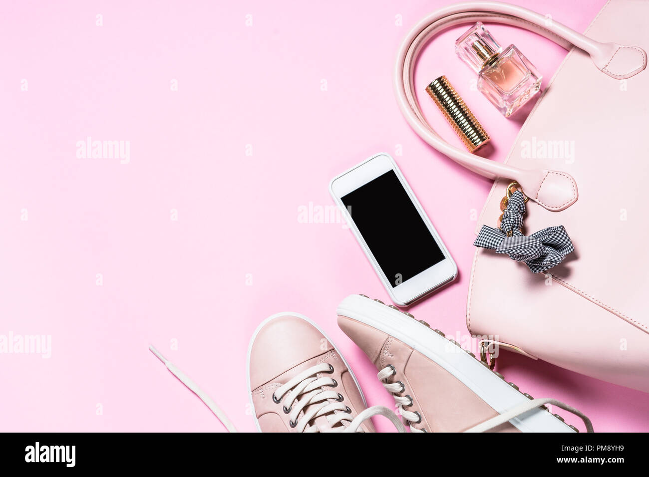 Frau Mode Accessoires rosa Schuhe, Handtaschen, Smartphone und pe Stockfoto