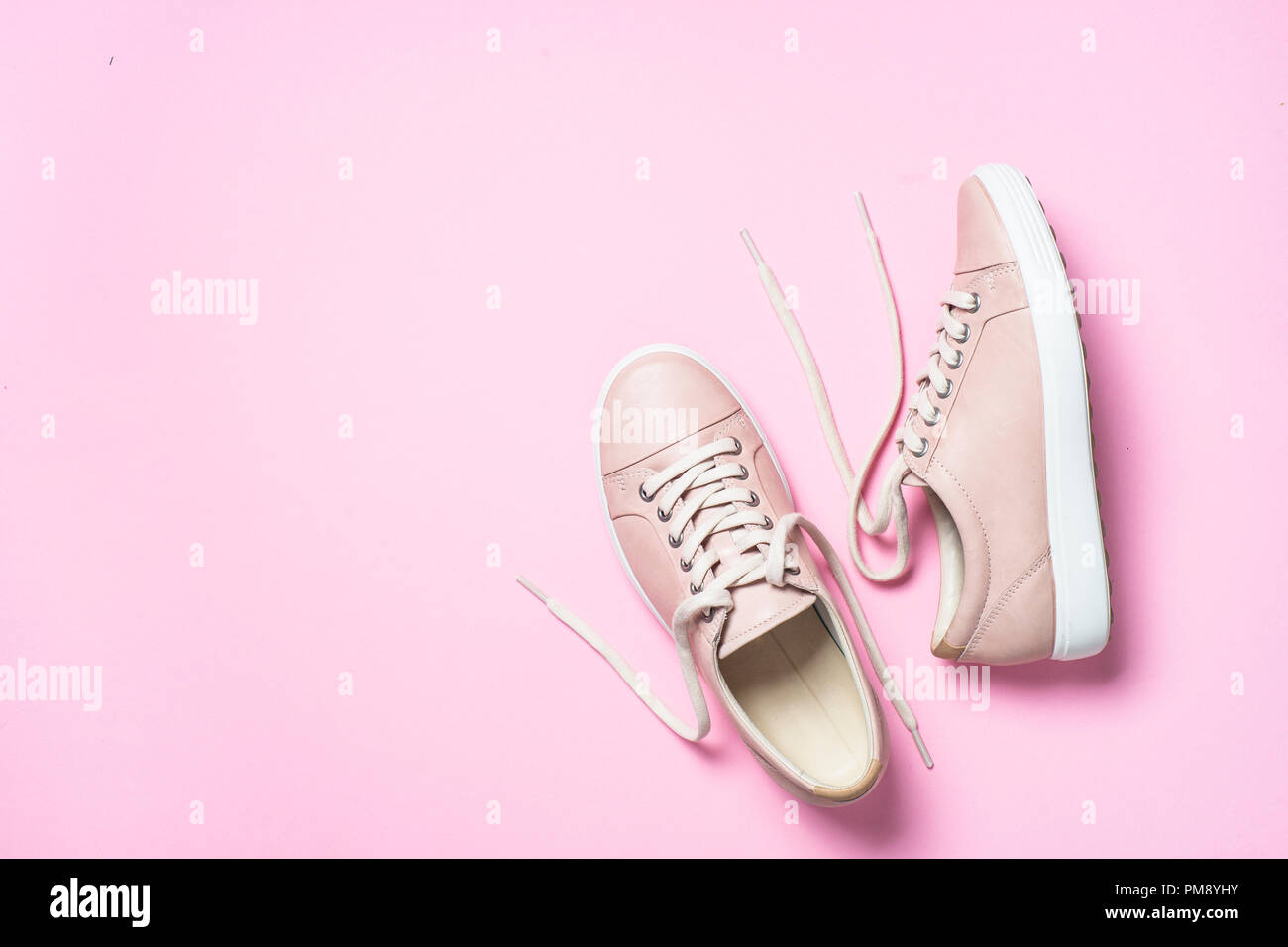 Woman Fashion Pink Schuhe auf rosa Hintergrund. Stockfoto