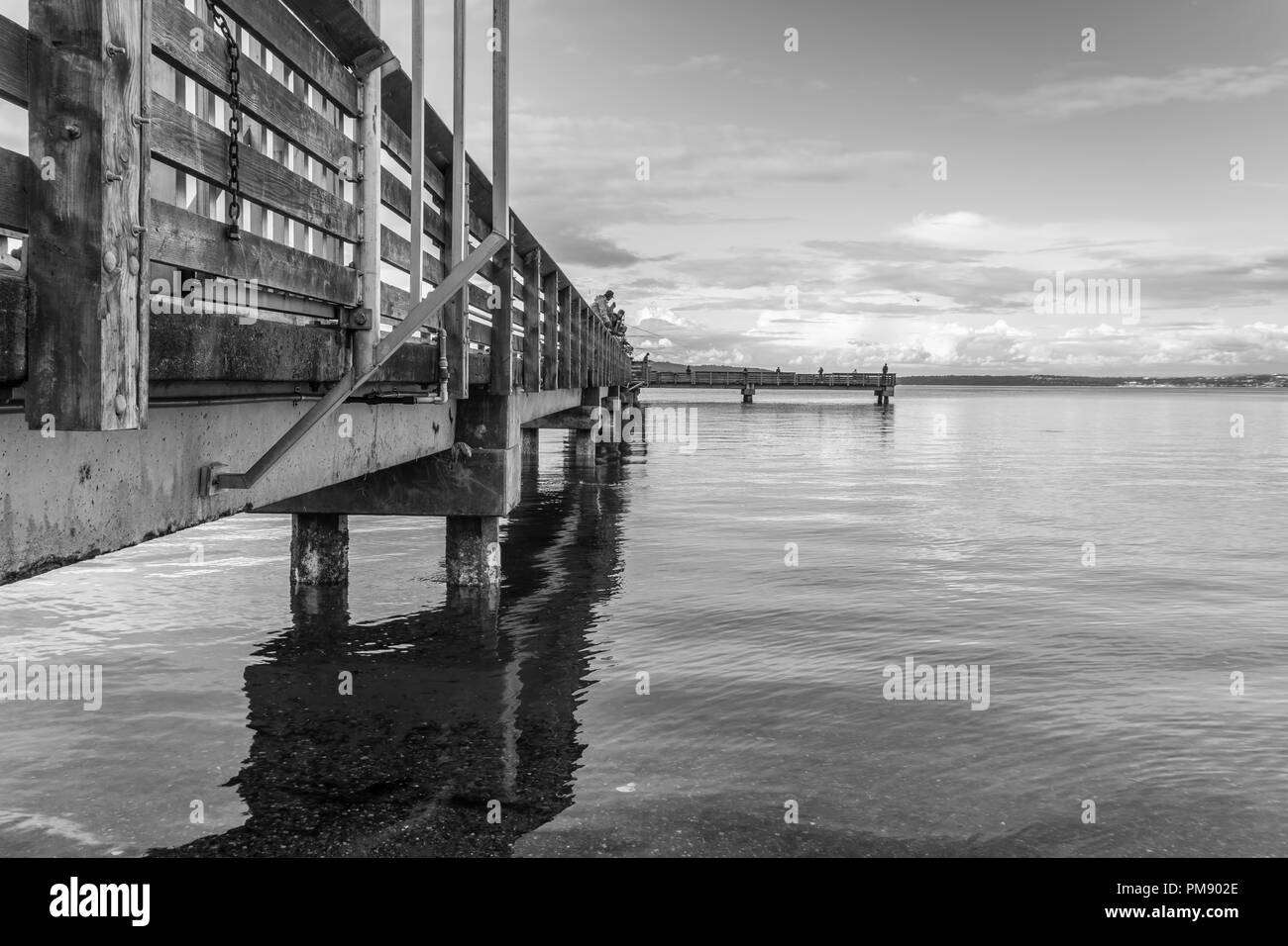 Fischer versuchen Sie ihr Glück am Dash Punkt Pier in Washington Sttate. Stockfoto