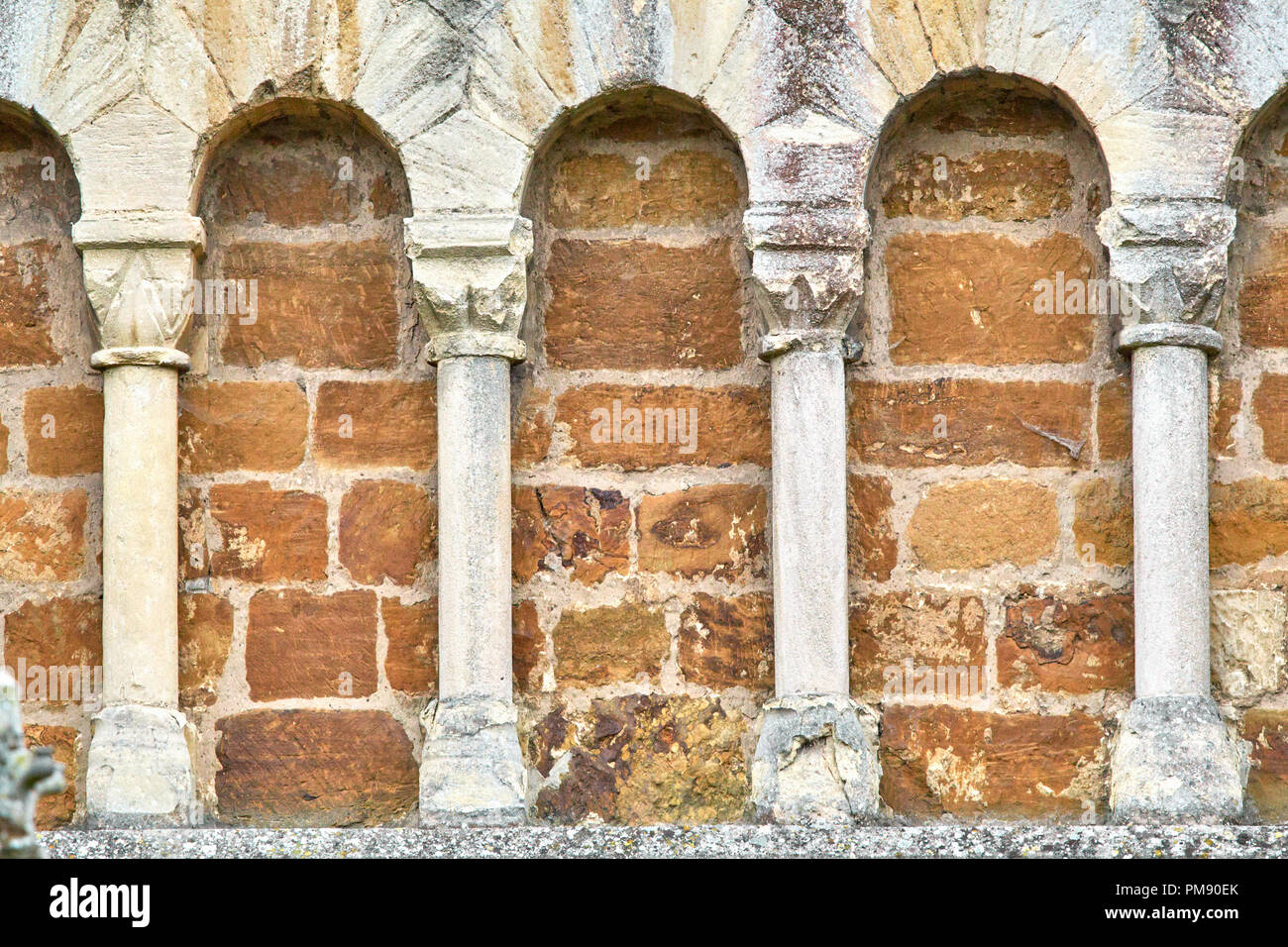 Bögen an einer Außenwand des zwölften Jahrhunderts normannische Kirche des Hl. Petrus, Grad 1 denkmalgeschützten Gebäude, in der Nähe von Northampton, England Stockfoto