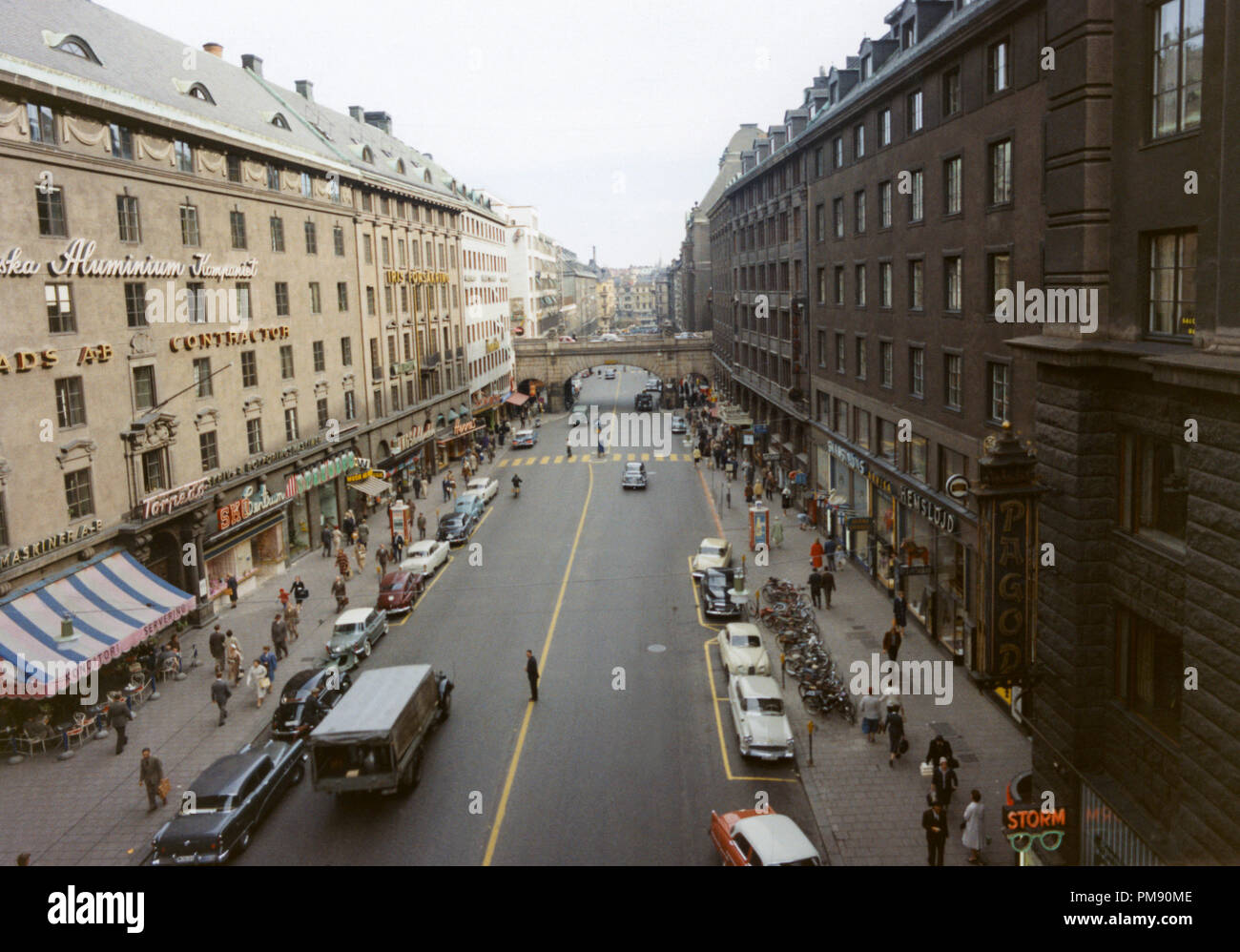 KUNGSGATAN Stockholm von Malmskillnadsgatan in Richtung Stureplan mit Linksverkehr in 1965 Stockfoto