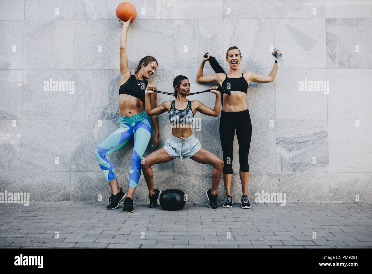 Gerne Frauen in Fitness Kleidung Spaß stehen im Freien mit Basketball Springseil und Medizin Ball. Stockfoto