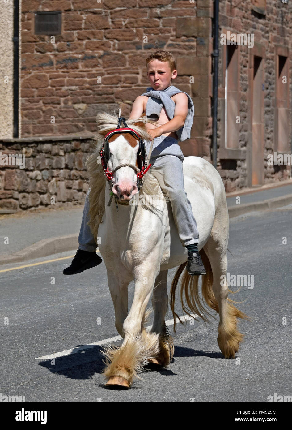 Gypsy Traveller junge Reiten. Appleby Horse Fair 2018. Das Sands, Appleby-in-Westmorland, Cumbria, England, Vereinigtes Königreich, Europa. Stockfoto