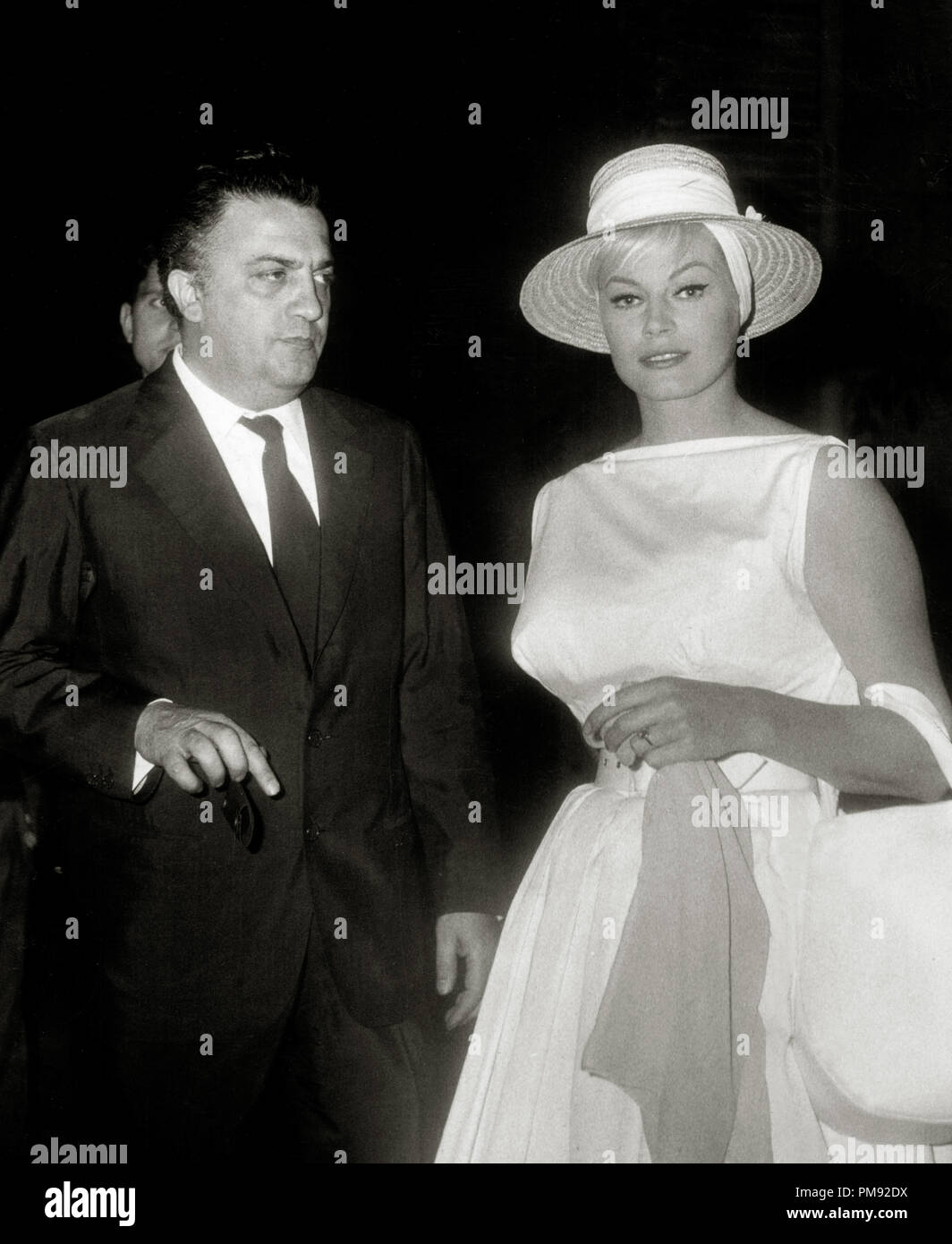 Anita Ekberg mit italienischen Regisseur Federico Fellini, ca. 1961 Datei Referenz # 31537 196 Stockfoto