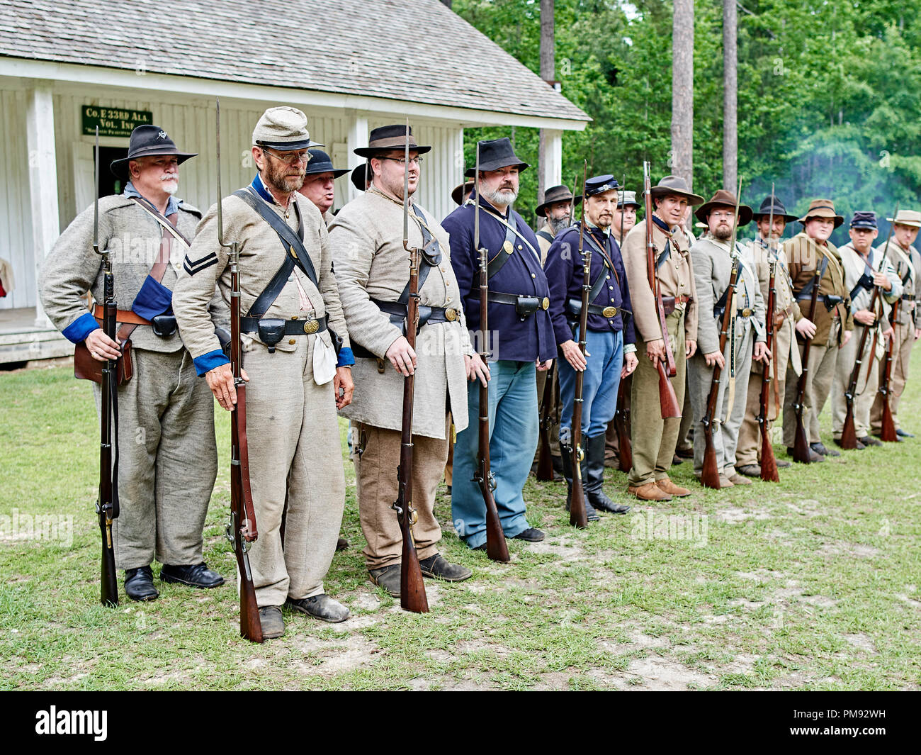 Amerikanischer Bürgerkrieg reenactment Soldaten in Uniformen der Konföderation und der Union stehen, die sich in der Ausbildung an der Schlacht Erholung in Marbury Alabama USA. Stockfoto