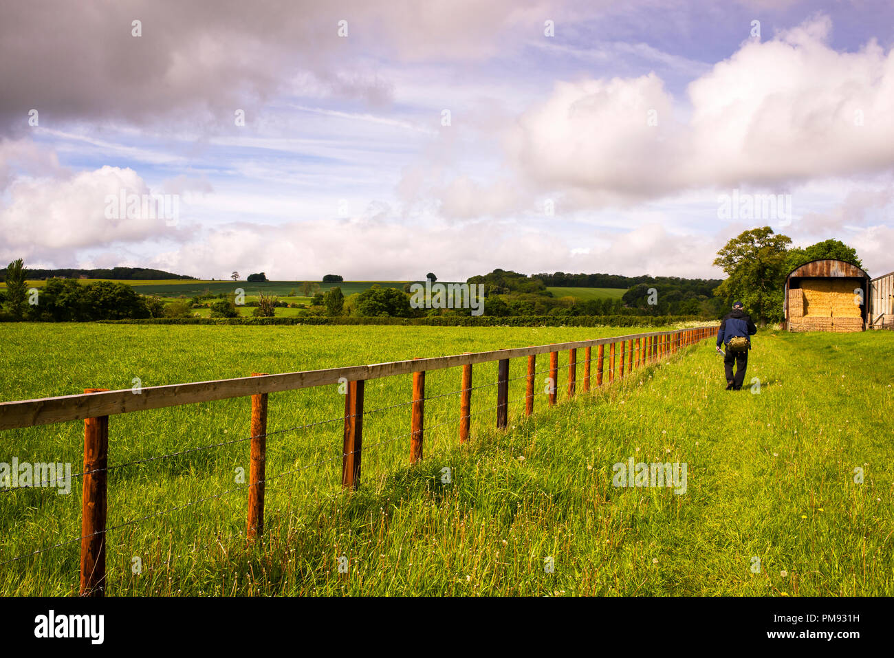 Öffentliche Wanderwege in England ermöglichen es dem Wanderer, auf Hunderte von Jahren alten Pfaden durch Farmen, Wälder und Felder zu fahren. Stockfoto