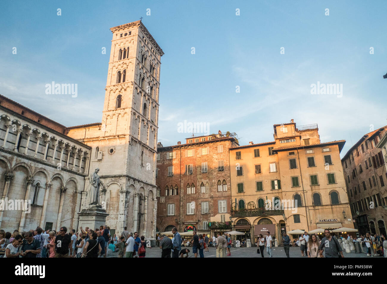 Der Turm von San Michele in Foro Römisch-katholische Basilika, Piazza San Michele, das in der ummauerten Stadt Lucca, Toskana, Italien. Stockfoto