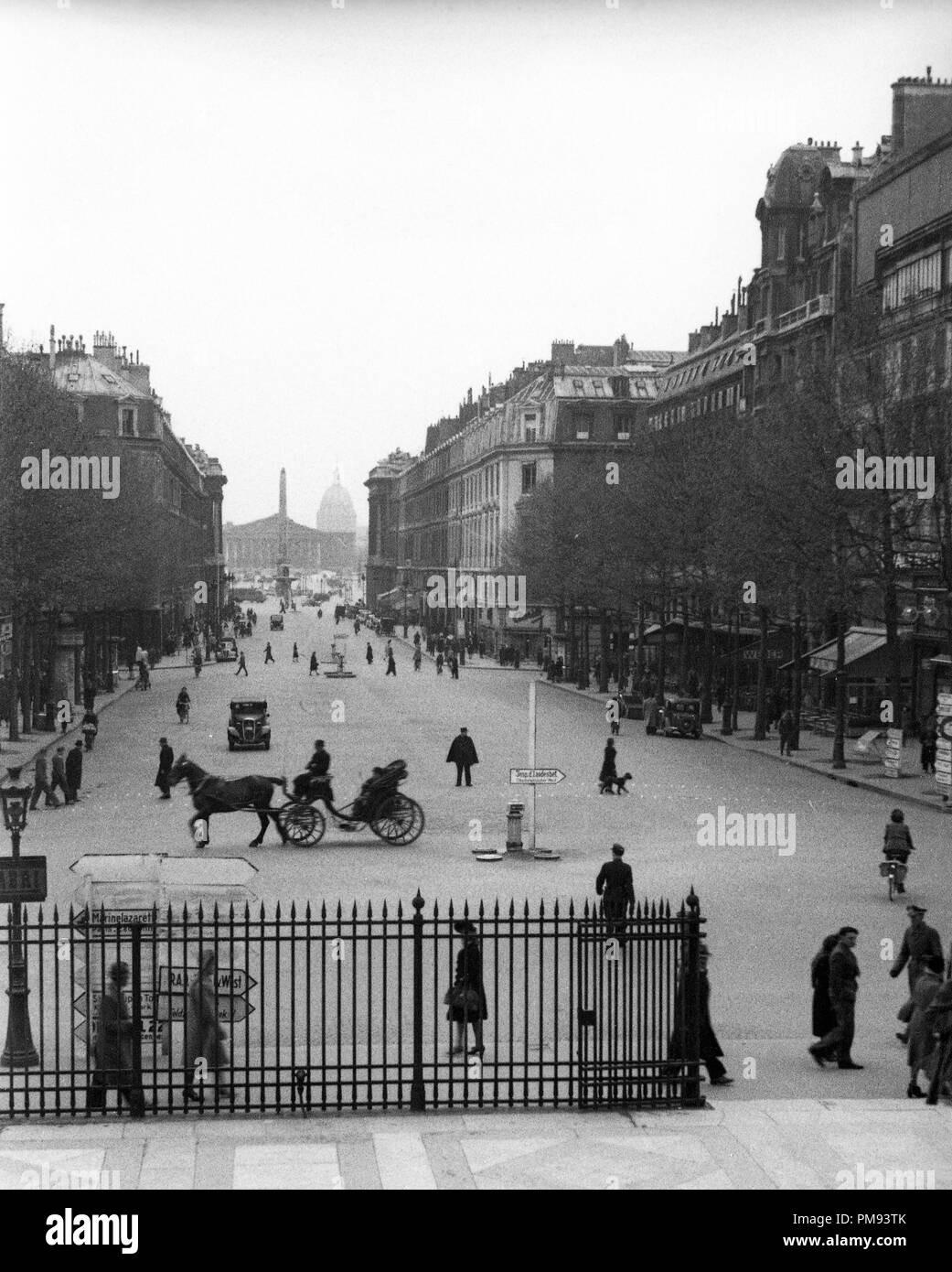 Paris Frankreich April 1944 Rue Royale in Paris Vom Place de la Madeleine, in Richtung Place de la Concorde Stockfoto