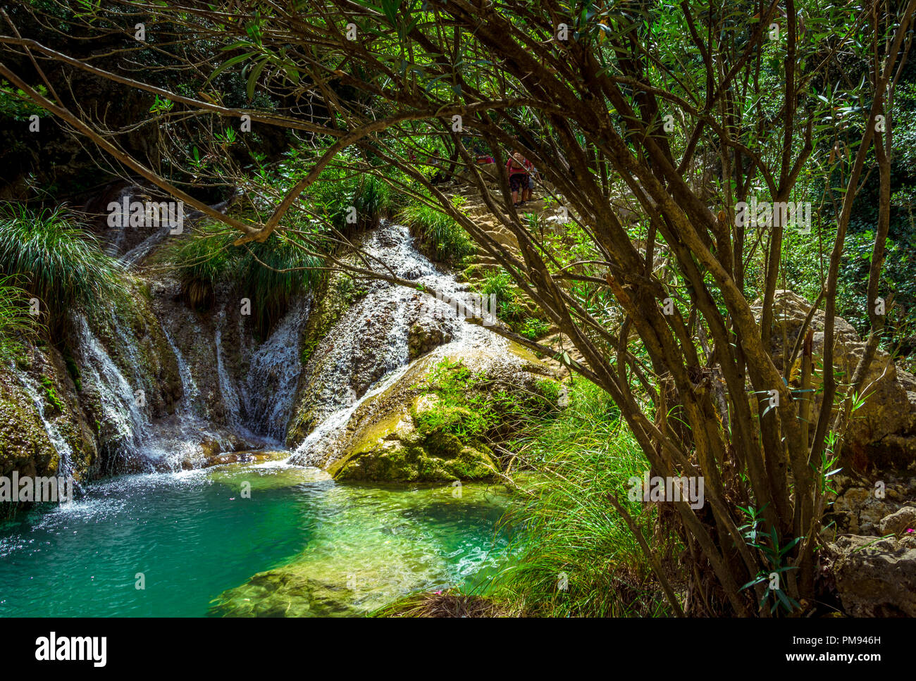 Natürlicher Wasserfall und See in Polilimnio Bereich in Griechenland. Polimnio ist ein Komplex von Wasserfällen und Seen sind in der Nähe von Charavgi Gemeinde, Messini entfernt Stockfoto