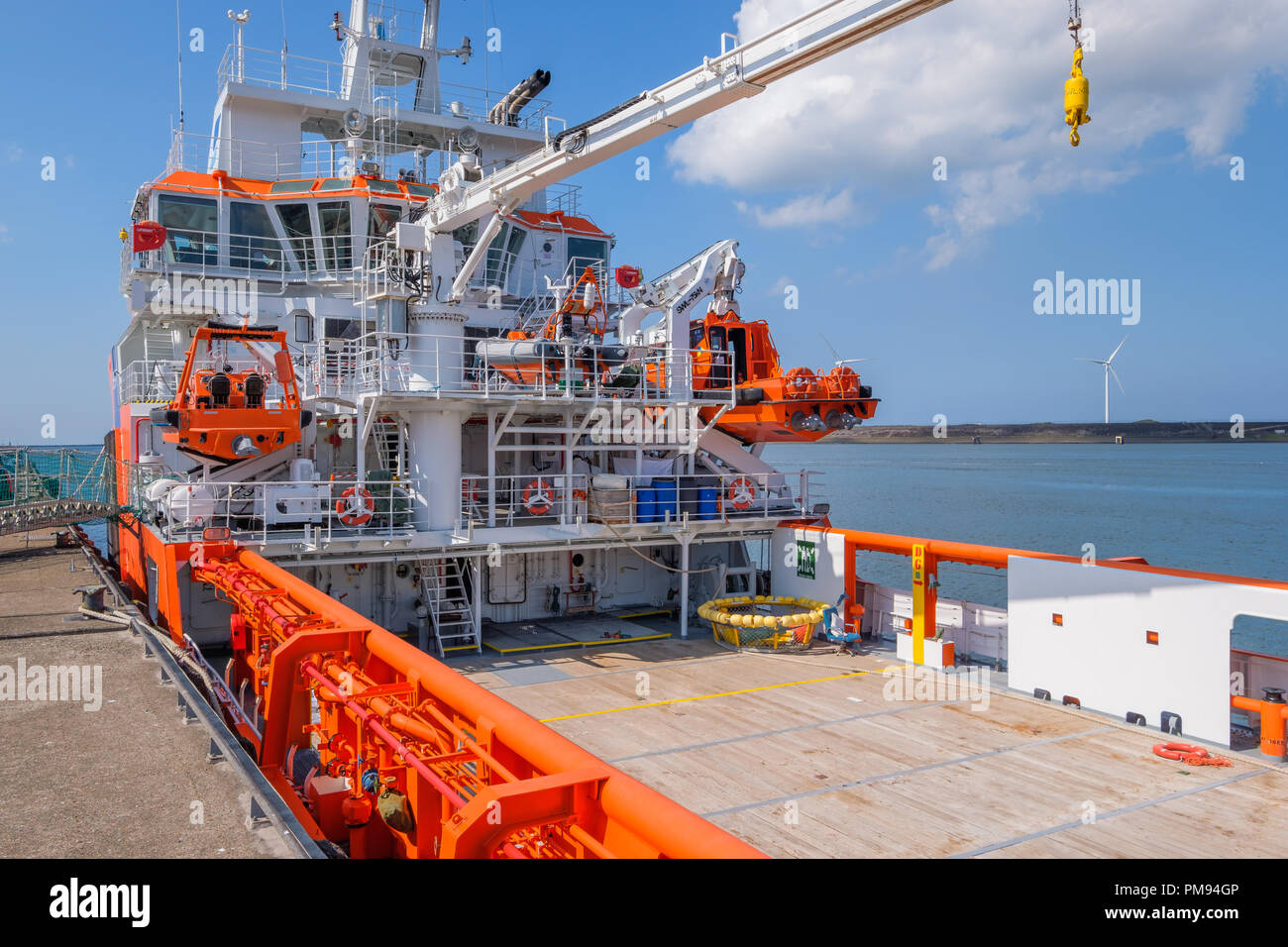 Orange EU-Schiff für Fischereierzeugnisse Inspektion im Hafen von IJmuiden, Niederlande gefärbt. Stockfoto