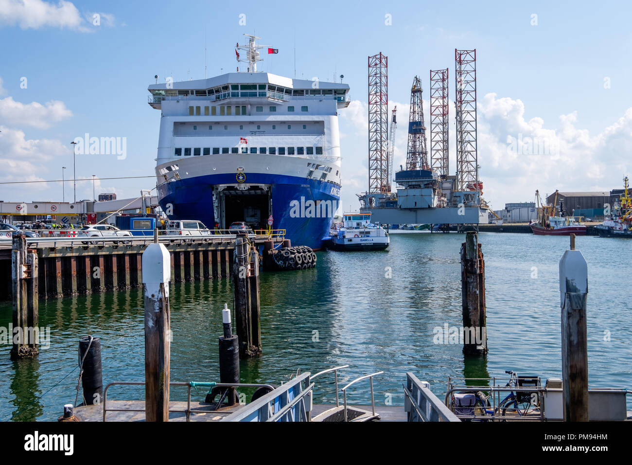 Fähre in den Hafen von IJmuiden, Niederlande vorbereiten für Newcastle, UK zu verlassen. Stockfoto