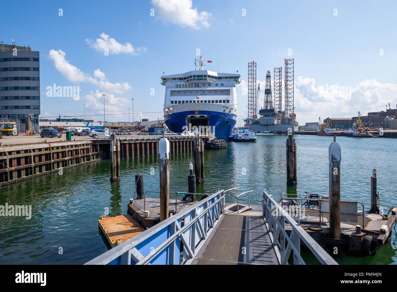 Fähre in den Hafen von IJmuiden, Niederlande vorbereiten für Newcastle, UK zu verlassen. Stockfoto