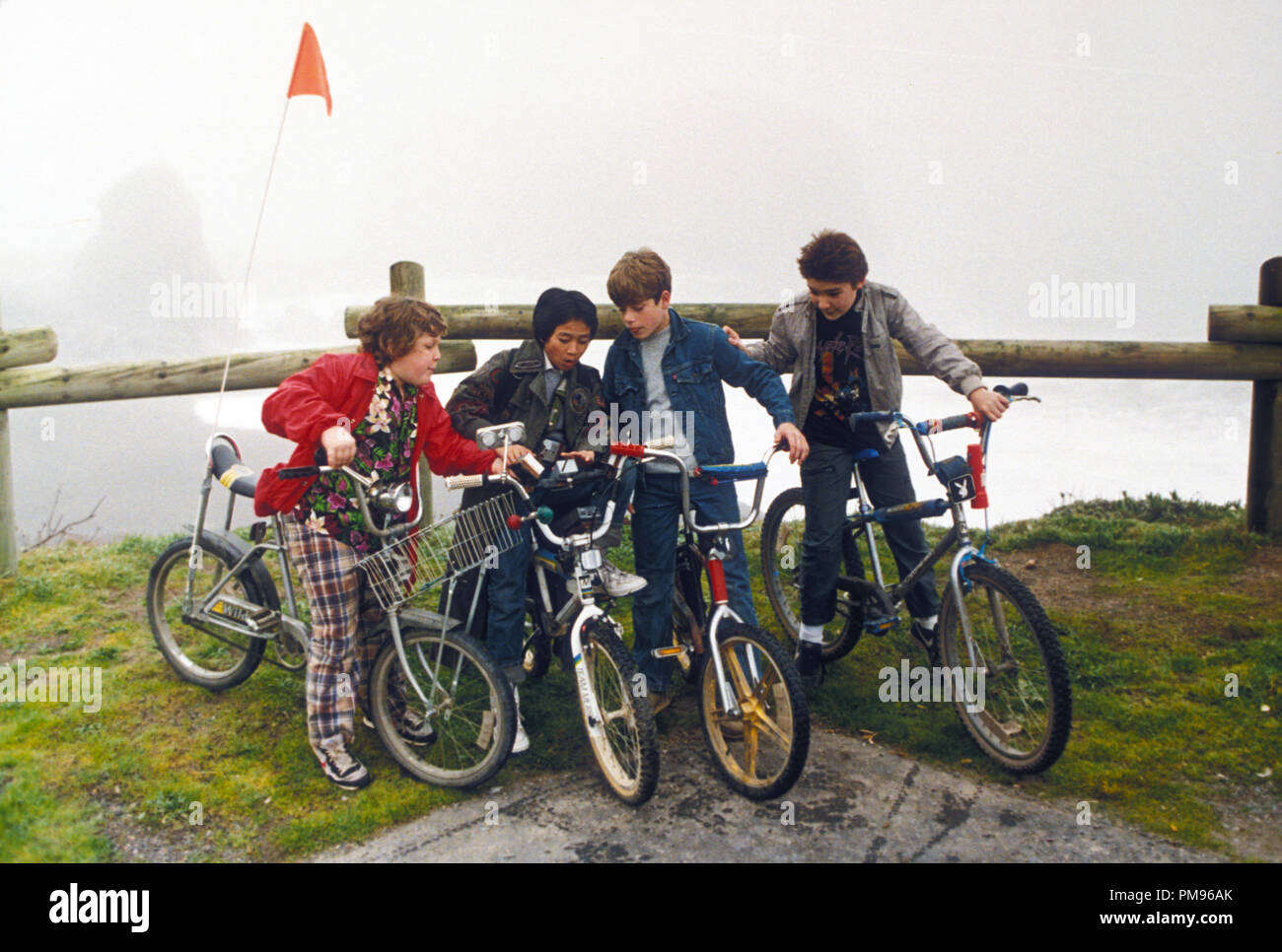 Studio Werbung immer noch von "Die Goonies" Jeff Cohen, Jonathan Ke Quan, Sean Astin, Corey Feldman © 1985 Warner Alle Rechte vorbehalten Datei Referenz # 31703060 THA für die redaktionelle Nutzung nur Stockfoto