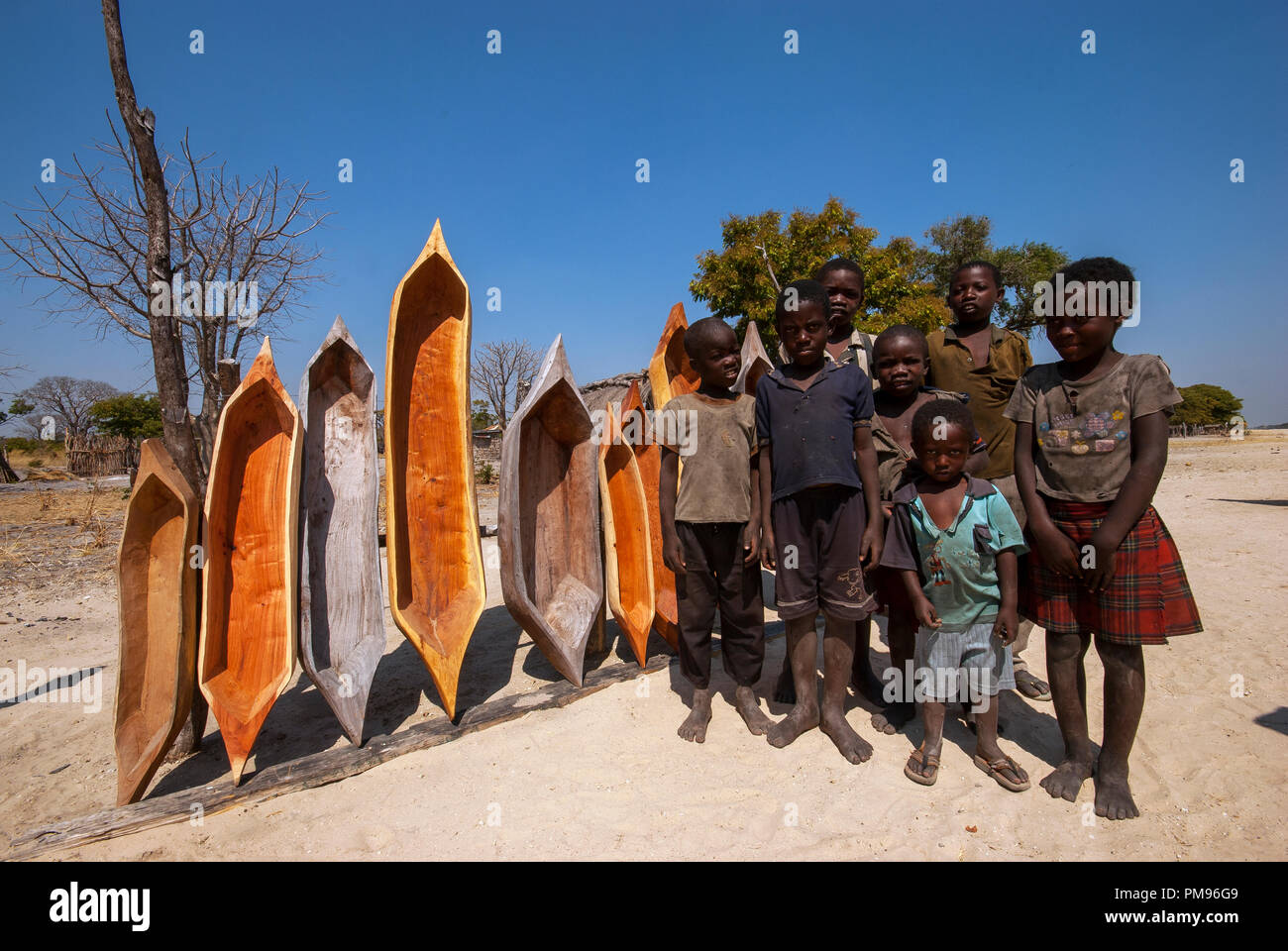 Afrikanische Kinder in der Nähe von einigen Mini Mokoro Kanus bei Caprivi Strip, Namibia Stockfoto