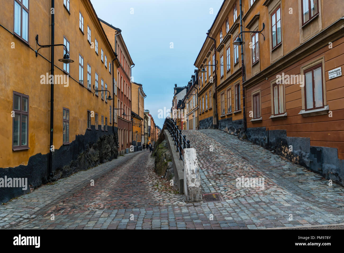 Typische traditionelle Straße mit Kopfsteinpflaster und klassischen farbenfrohe Gebäude in Stockholm Södermalm - Brannkyrkogatan. Stockfoto