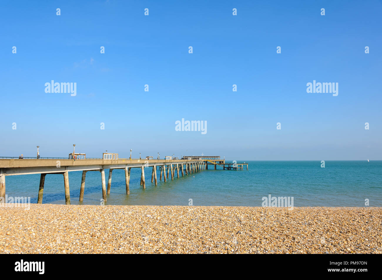 Viel Strand und Pier, Kent, Großbritannien Stockfoto