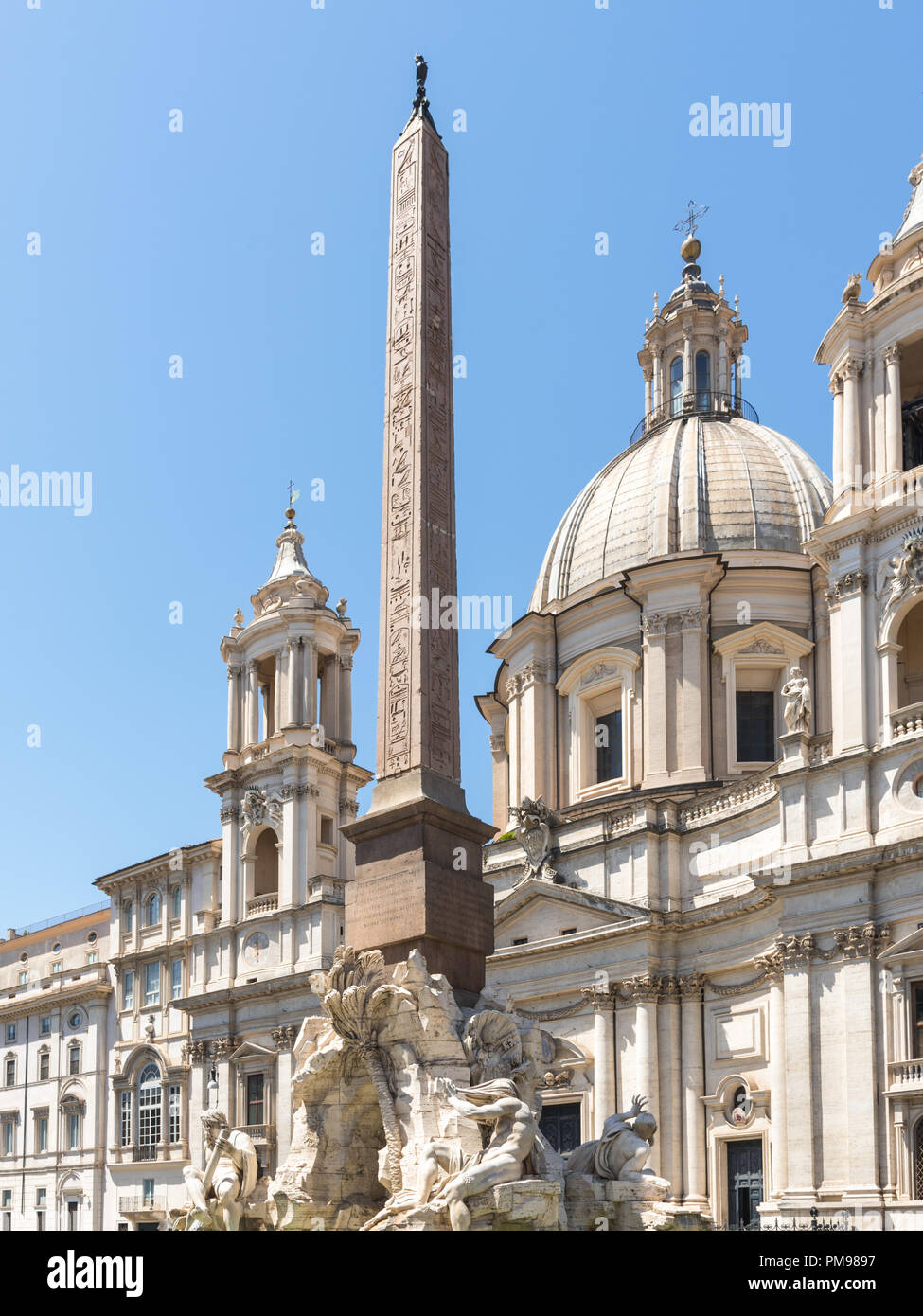 Sant'Agnese in Agone & Fontana dei Quattro Fiumi, Piazza Navona, Rom, Italien Stockfoto
