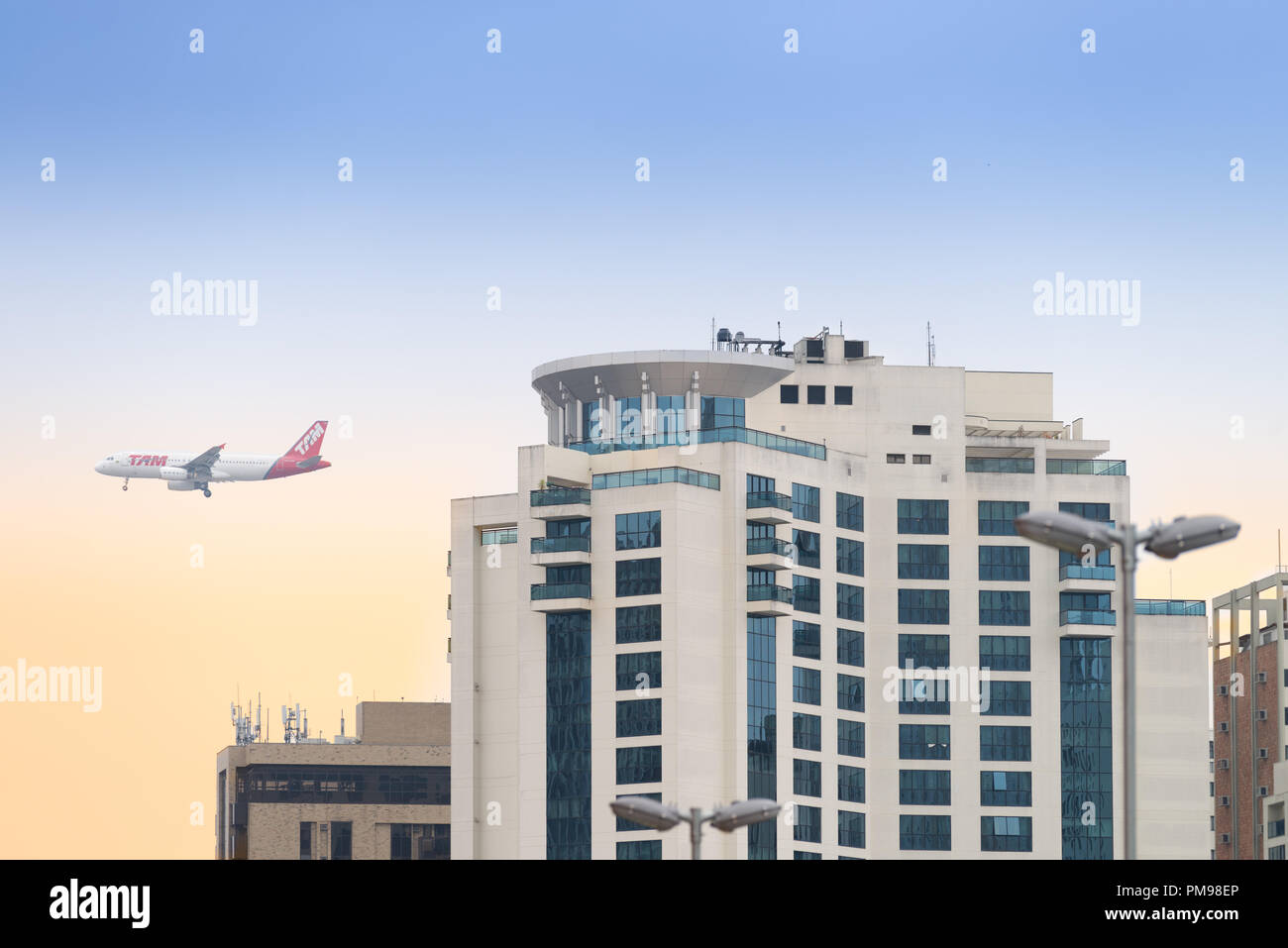 Sao Paulo, Brasilien, Mai 26, 2018: Flugzeuge fliegen durch Gebäude am Flughafen Congonhas in São Paulo zu landen Stockfoto