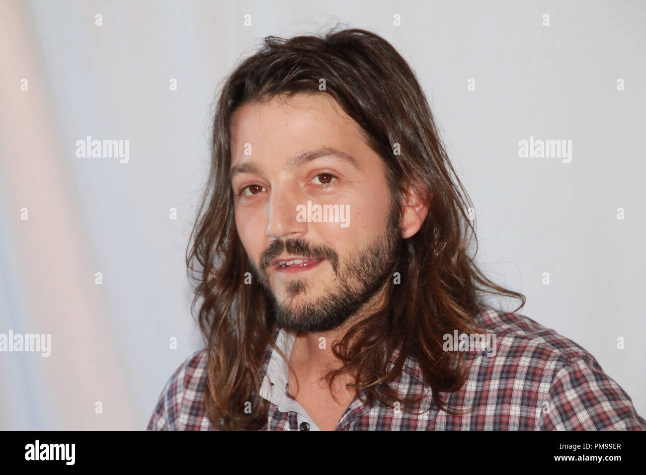 Diego Luna "Elysium" Portrait Session, 20. April 2013. Reproduktion von amerikanischen Boulevardzeitungen ist absolut verboten. Datei Referenz # 31939 024 GFS nur für redaktionelle Verwendung - Alle Rechte vorbehalten Stockfoto