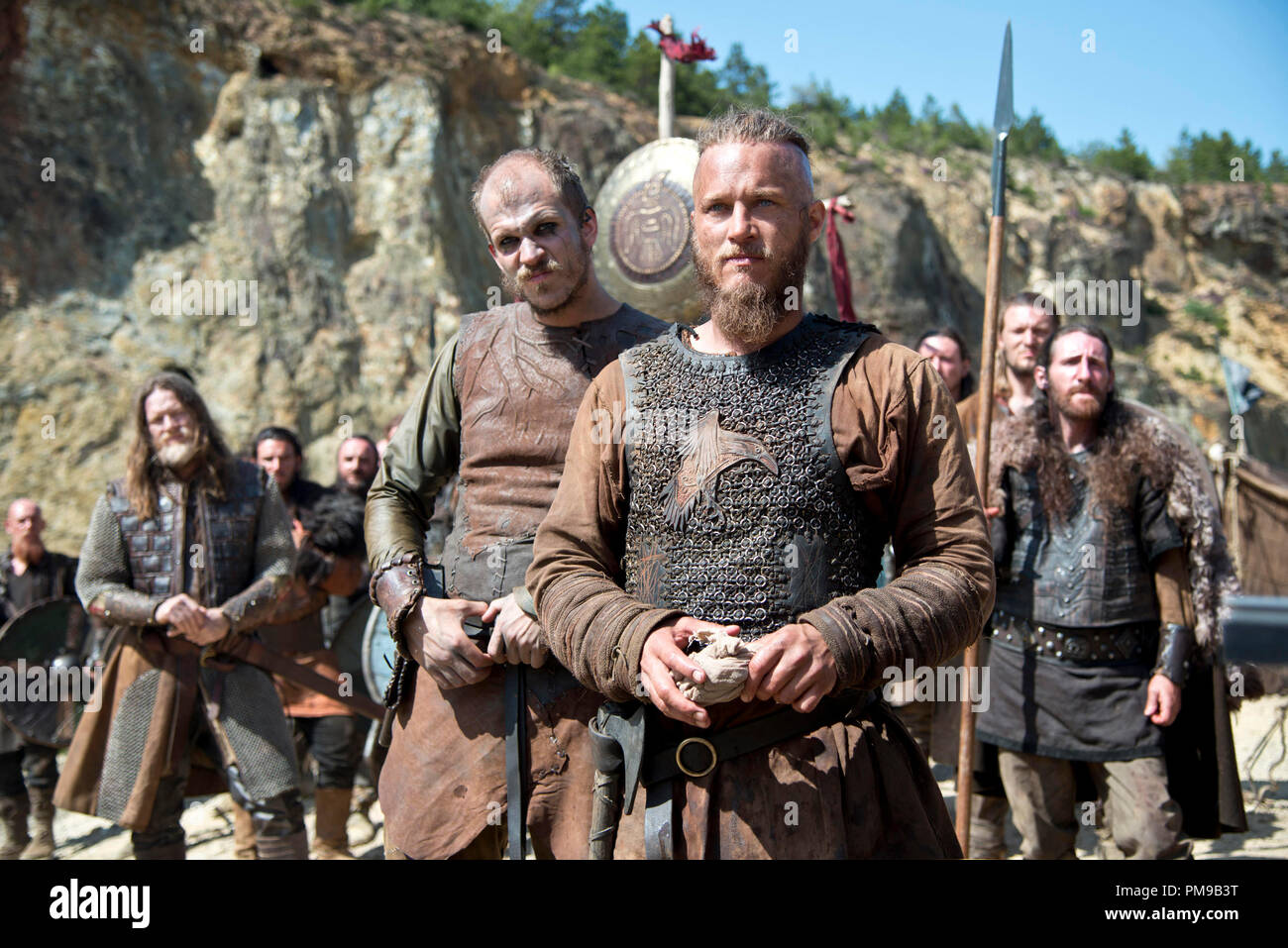 Saison Wikinger 2 2014 Von Weit Hinten Links Konig Horik Donal Logue Floki Gustaf Skarsgard Und Ragnar Travis Fimmel Stockfotografie Alamy