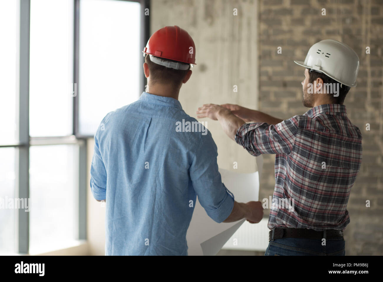 Zwei Arbeiter werden Gebäude zu zerstören Stockfoto