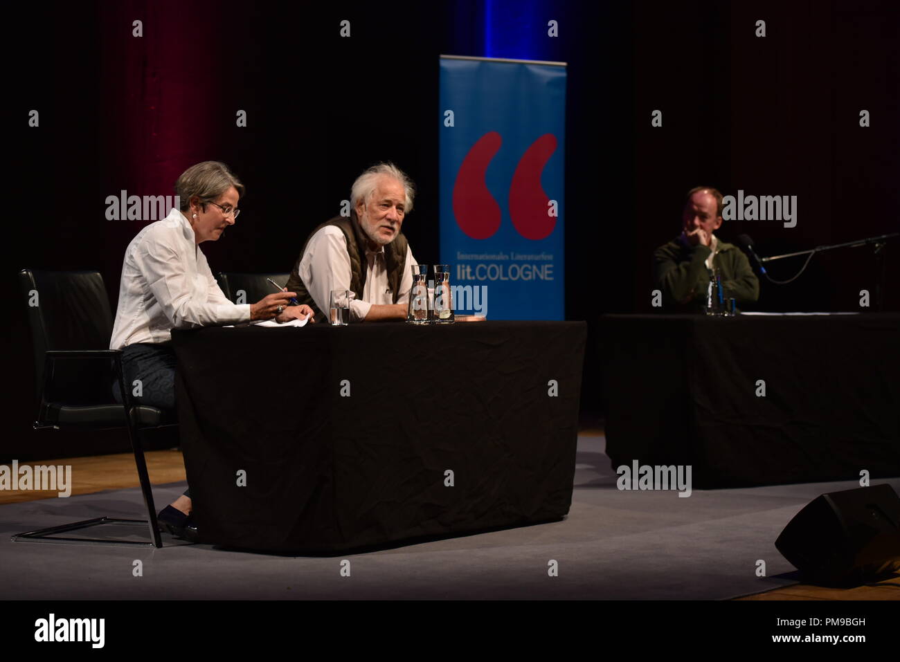 17. September 2018, Nordrhein-Westfalen, Köln: Literaturwissenschaftler Julika Griem (von links nach rechts), kanadischer Schriftsteller Michael Ondaatje und Schauspieler Ulrich Noeten Lesung bei der Lit Cologne Special auf das internationale Literaturfestival in Köln. Foto: Horst Galuschka/dpa Stockfoto