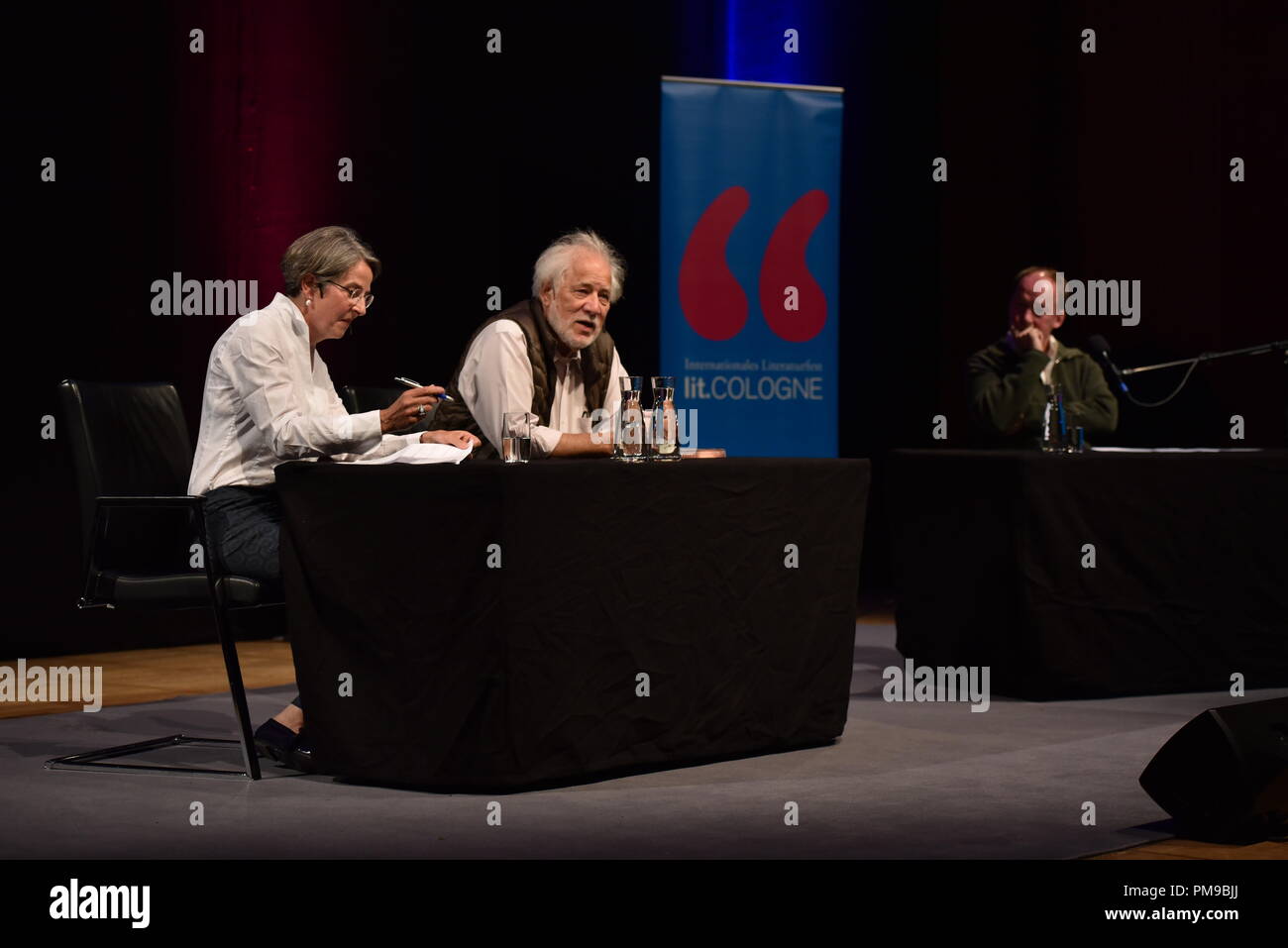 17. September 2018, Nordrhein-Westfalen, Köln: Literaturwissenschaftler Julika Griem (von links nach rechts), kanadischer Schriftsteller Michael Ondaatje und Schauspieler Ulrich Noeten Lesung bei der Lit Cologne Special auf das internationale Literaturfestival in Köln. Foto: Horst Galuschka/dpa Stockfoto