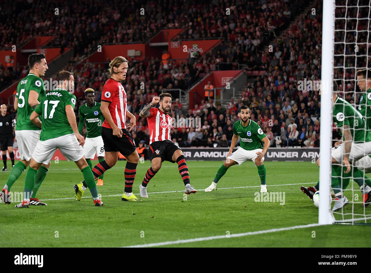 Southampton, Großbritannien. 17.September 2018. Danny Ings von Southampton schießt auf das Tor, aber sein Schuss auf der Linie ist blockiert - Southampton v Brighton & Hove Albion, Premier League, die St. Mary's Stadium, Southampton - 17. September 2018 Quelle: Richard Calver/Alamy Live News Credit: Richard Calver/Alamy leben Nachrichten Stockfoto