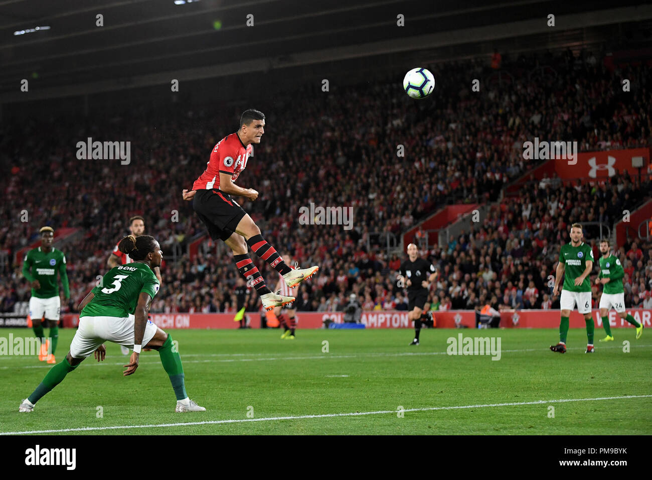 Southampton, Großbritannien. 17.September 2018. Mohamed Elyounoussi von Southampton Sprünge in Richtung Ziel - Southampton v Brighton & Hove Albion, Premier League, die St. Mary's Stadium, Southampton - 17. September 2018 jene uding l Credit: Richard Calver/Alamy Live News Credit: Richard Calver/Alamy leben Nachrichten Stockfoto