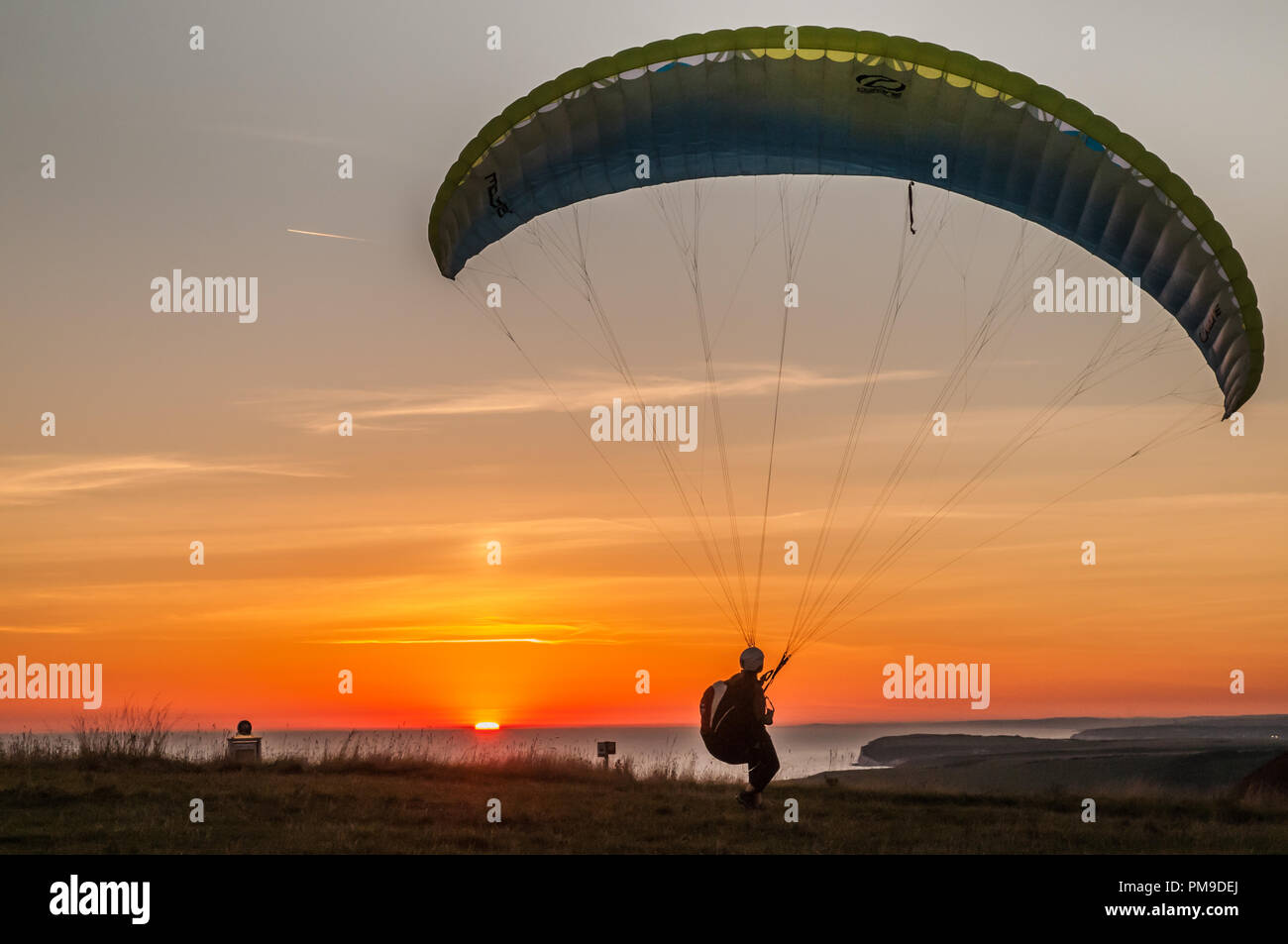 Eastbourne, East Sussex, UK..17. September 2018..EINE warme Brise aus dem Süden bringt Gleitschirmflieger zum Beachy Head in den schönen Sussex Downs. . Stockfoto