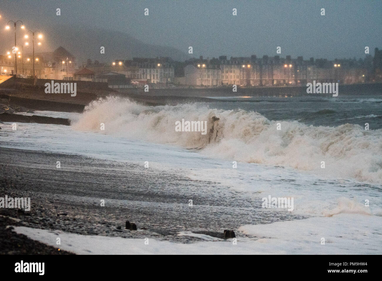 Aberystwyth Wales UK, Dienstag, 18. September 2018 UK Wetter: Wie der Tag bricht, die starken Winde von ex-hurrikan Helene bringen Wellen in das Meer in Aberystwyth auf der Cardigan Bay Küste von West Wales. Winde sind niedriger als ursprünglich prognostiziert, mit maximaler Geschwindigkeit von rund 40 km/h, Böen bis zu 50 mph an exponierten Stellen Foto © Keith Morris/Alamy leben Nachrichten Stockfoto