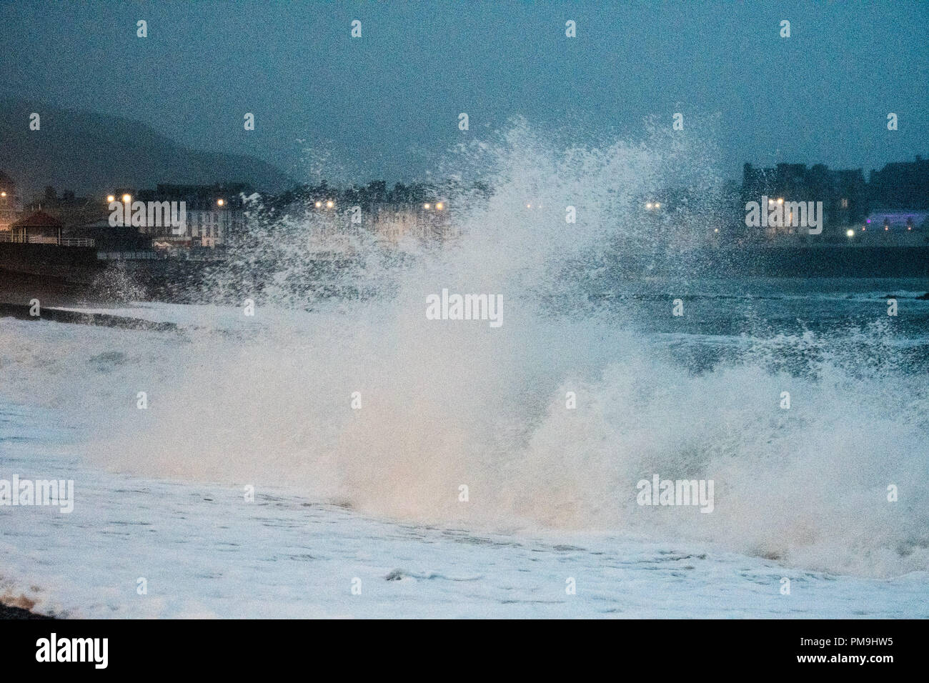 Aberystwyth Wales UK, Dienstag, 18. September 2018 UK Wetter: Wie der Tag bricht, die starken Winde von ex-hurrikan Helene bringen Wellen in das Meer in Aberystwyth auf der Cardigan Bay Küste von West Wales. Winde sind niedriger als ursprünglich prognostiziert, mit maximaler Geschwindigkeit von rund 40 km/h, Böen bis zu 50 mph an exponierten Stellen Foto © Keith Morris/Alamy leben Nachrichten Stockfoto
