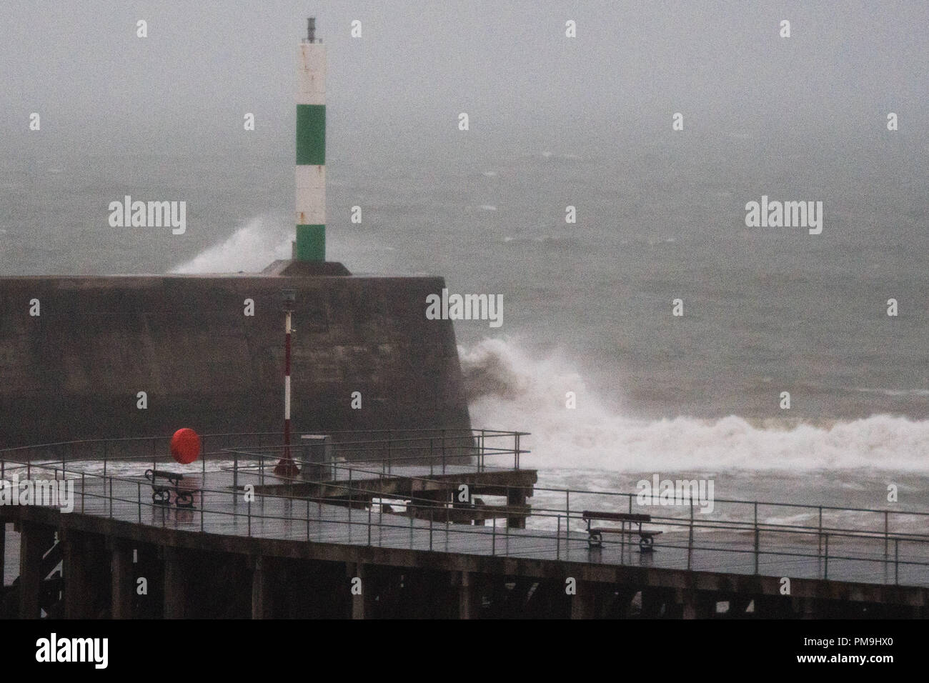 Aberystwyth Wales UK, Dienstag, 18. September 2018 UK Wetter: Wie der Tag bricht, die starken Winde von ex-hurrikan Helene bringen Wellen in das Meer in Aberystwyth auf der Cardigan Bay Küste von West Wales. Winde sind niedriger als ursprünglich prognostiziert, mit maximaler Geschwindigkeit von rund 40 km/h, Böen bis zu 50 mph an exponierten Stellen Foto © Keith Morris/Alamy leben Nachrichten Stockfoto