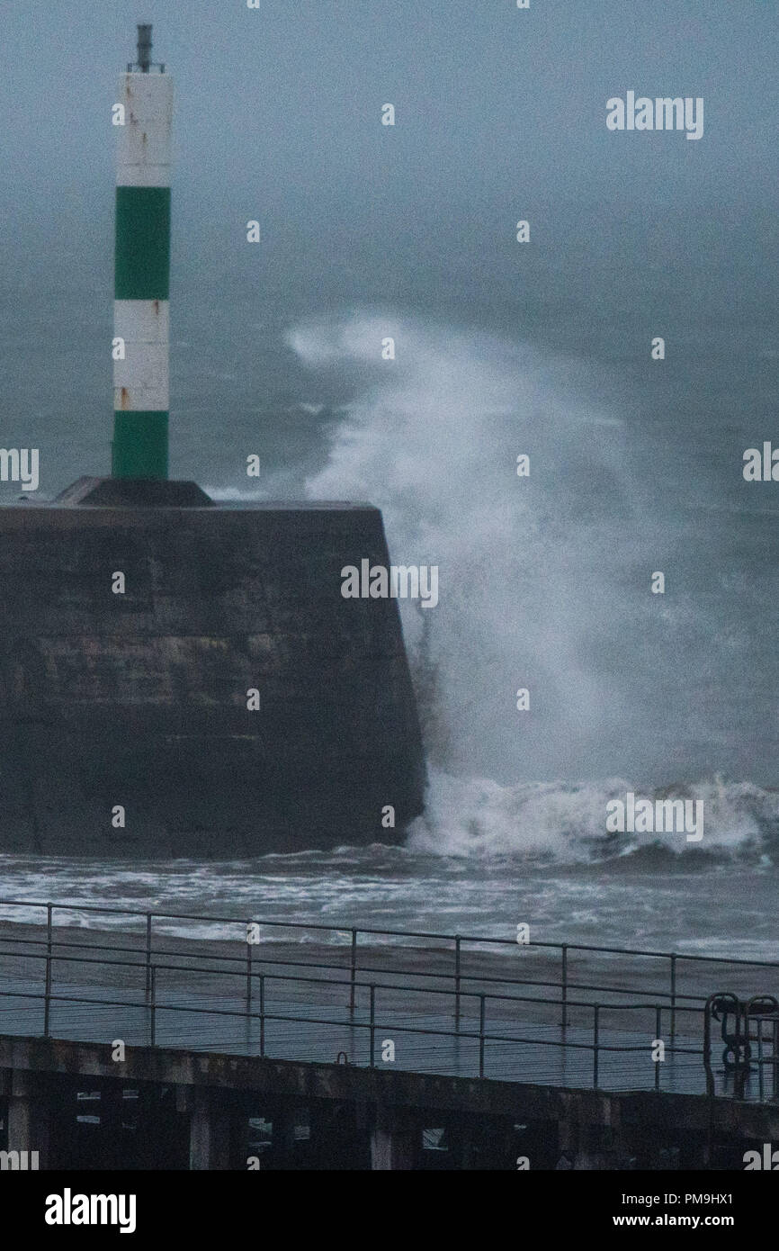 Aberystwyth Wales UK, Dienstag, 18. September 2018 UK Wetter: Wie der Tag bricht, die starken Winde von ex-hurrikan Helene bringen Wellen in das Meer in Aberystwyth auf der Cardigan Bay Küste von West Wales. Winde sind niedriger als ursprünglich prognostiziert, mit maximaler Geschwindigkeit von rund 40 km/h, Böen bis zu 50 mph an exponierten Stellen Foto © Keith Morris/Alamy leben Nachrichten Stockfoto