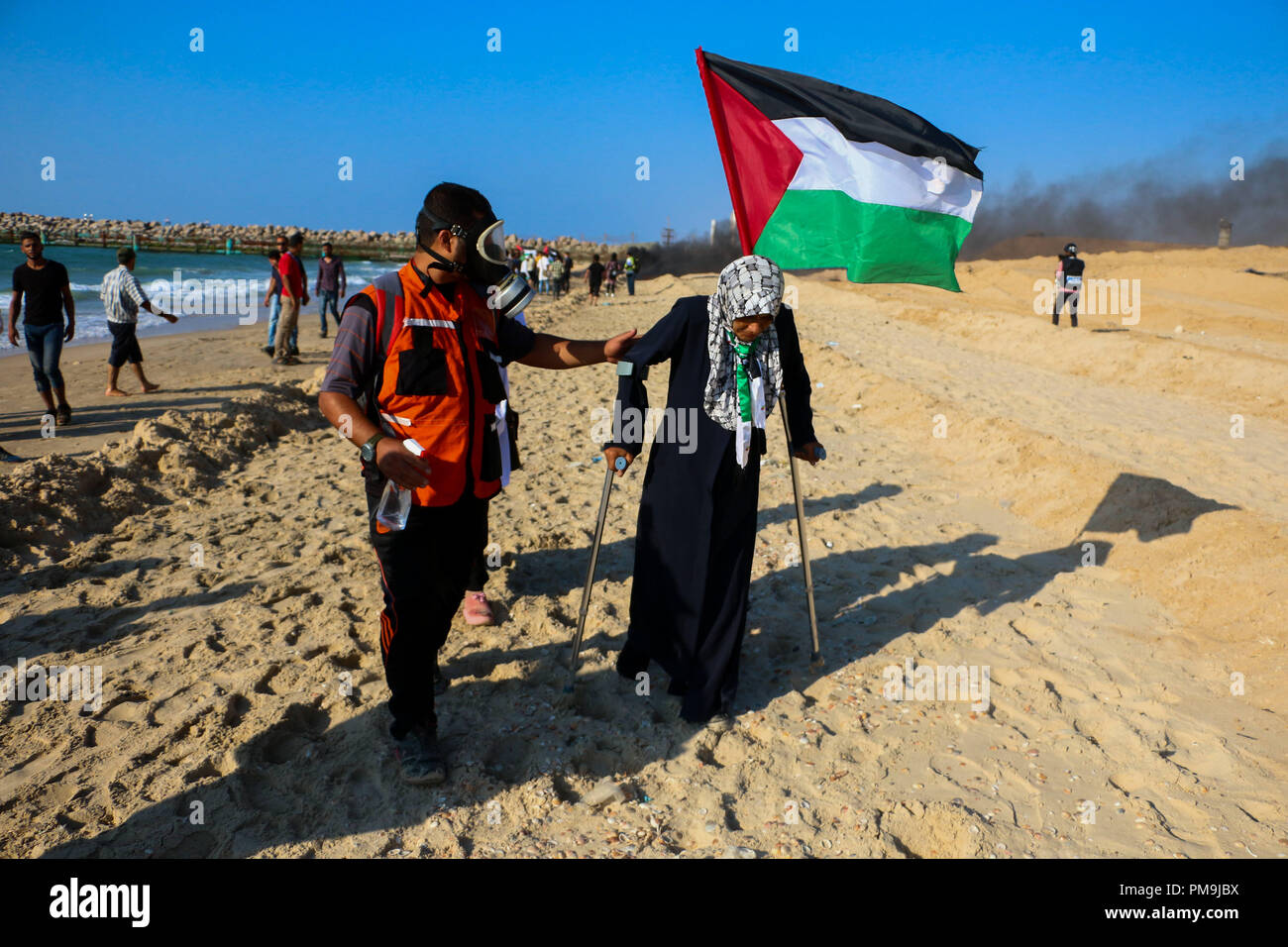 September 17, 2018 - Anzahl der Palästinenser durch israelische live Kugeln verletzt und Gas auf sie gefeuert, während eines Protestes in der Nähe von Zakim reißen, im Westen von Beit Lahija im nördlichen Gazastreifen, den Aufruf für den Aufzug der israelischen Blockade des Gazastreifens. Palästinenser demonstrierten in einer Bemühung, die israelische Blockade des Gazastreifens zu brechen, und sie protestierten gegen die Anerkennung der Trumpf von Jerusalem als Hauptstadt Israels. Für die letzten 11 Jahre der Gazastreifen wurde unter einer lähmenden israelische Blockade, die ernsthaft die Wirtschaft des Küstenenklave beeinflusst hat und erstellt eine humanitäre Krise für seine Stockfoto