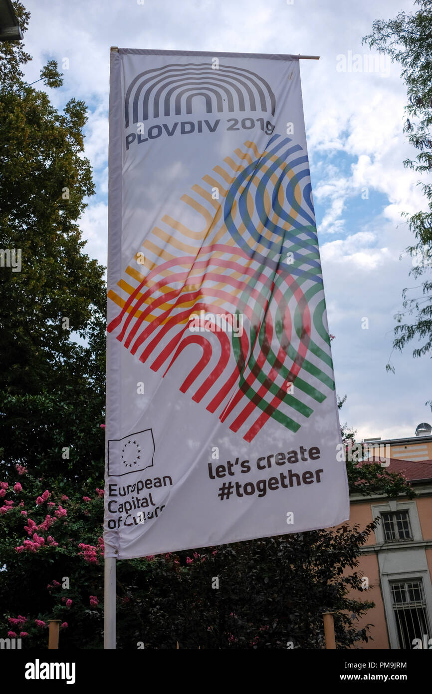 Plovdiv, Bulgarien. 12 Sep, 2018. 12.09.2018, Plovdiv, Bulgarien: ein Banner mit dem Logo der Kulturhauptstadt 2019 unter dem Motto "Gemeinsam". Plovdiv ist die älteste bewohnte Stadt in Europa und eine der ältesten der Welt. Foto: Jens Kalaene/dpa-Zentralbild/ZB | Verwendung weltweit/dpa/Alamy leben Nachrichten Stockfoto