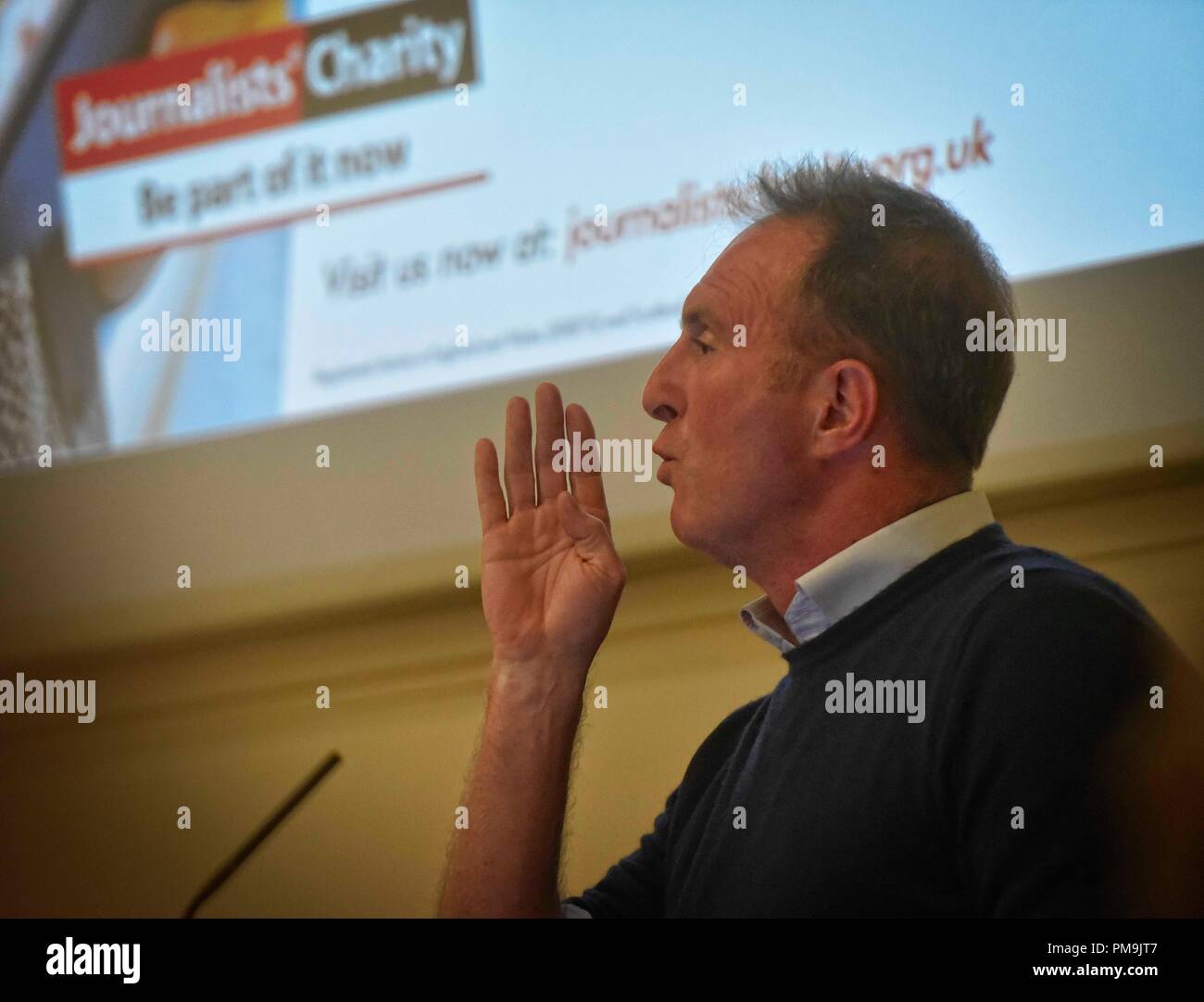 JAMES HARDING liefert erste Journalisten Nächstenliebe Vortrag. James Harding, eine der dynamischsten und einflussreiche Persönlichkeiten in der modernen Journalismus, gab den Eröffnungs-Journalisten "Nächstenliebe Vortrag an der Geologischen Gesellschaft in London. Er war Herausgeber der Zeiten für fünf Jahre bis 2012, Direktor von BBC News für viereinhalb Jahre bis Dezember 2017, und jetzt ist er der Vorbereitung auf "Schildkröte" Medien, die er als "News"-Ressource beschrieben starten. Stockfoto