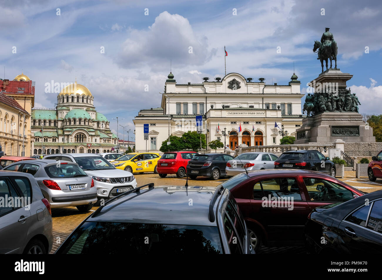 Sofia, Bulgarien. 11 Sep, 2018. 11.09.2018, Bulgarien, Sofia: Die Alexander-newski-Kathedrale (lr), die Narodno Sabranie, das Parlament von Bulgarien und das Denkmal des Zaren Befreier in der Mitte zu Ehren der Russische Kaiser Alexander II. Er befreite Bulgarien während des Russisch-türkischen Krieges von 1877-78 von der osmanischen Herrschaft. Foto: Jens Kalaene/dpa-Zentralbild/ZB | Verwendung weltweit/dpa/Alamy leben Nachrichten Stockfoto