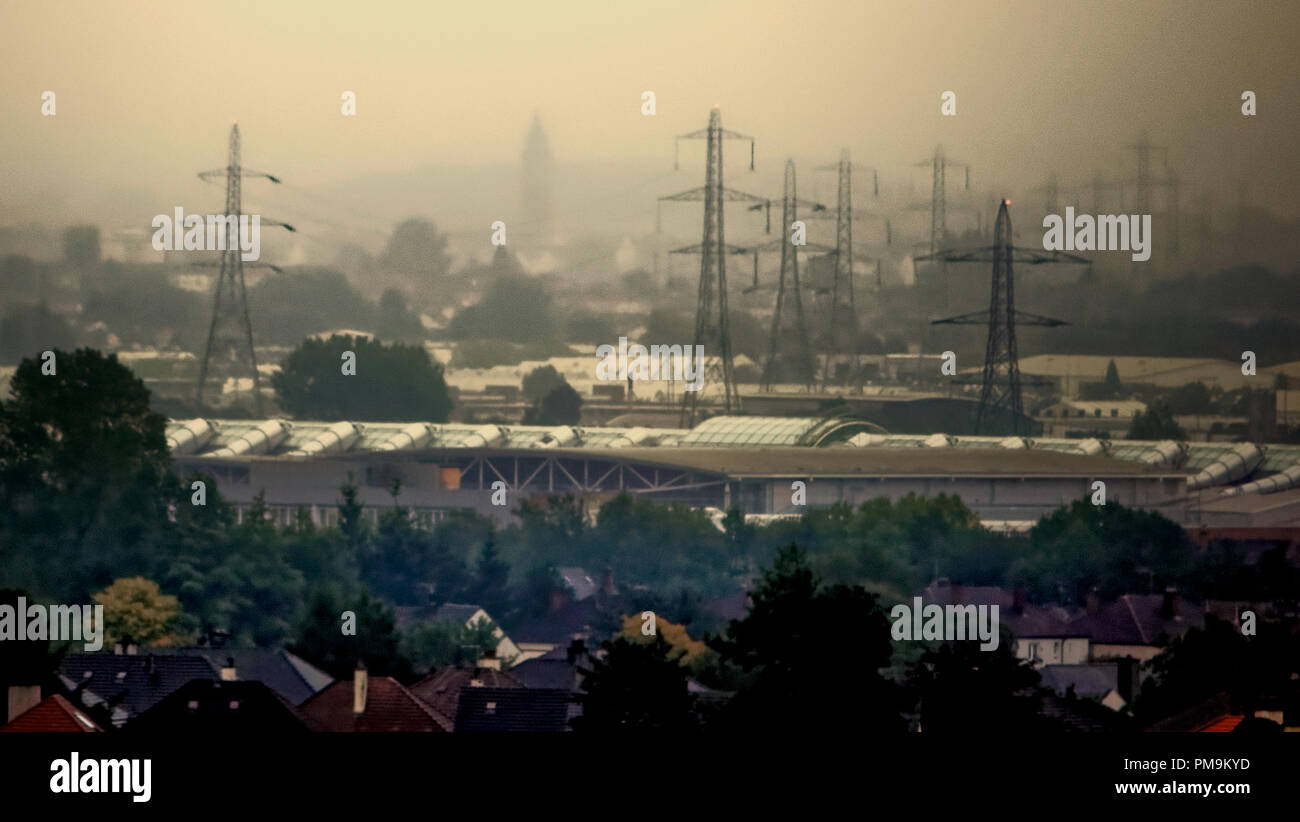 Glasgow, Schottland, UK, 18. September, 2018. UK Wetter: stürmische Wetter voran wie der Turm der ehemaligen Leverndale Krankenhaus ist kaum durch die Sintflut, die die Stadt heute mit den Pylonen und Einkaufszentrum von Intu Braehead im Vordergrund hit sichtbar. Gerard Fähre / Alamy news Credit: Gerard Fähre / alamy Leben Nachrichten Stockfoto