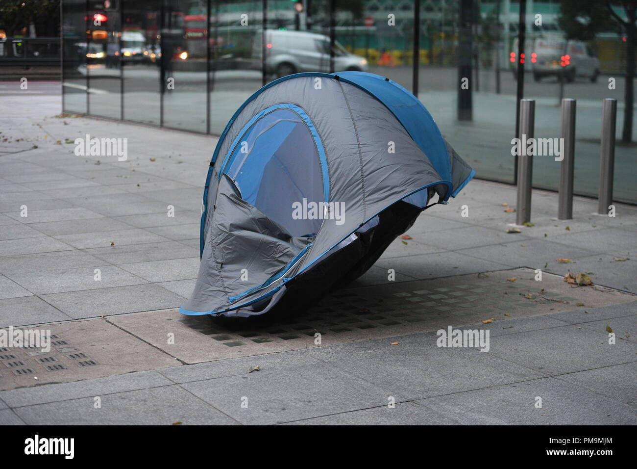 London, Großbritannien. 18. Sep 2018. UK Wetter: Ist eine raue sleeper Zelt wird als Londoner geblasen Erfahrung starke Winde vom Hurrikan Helene Bild Jeremy Selwyn Credit: Evening Standard Limited/Alamy leben Nachrichten Stockfoto