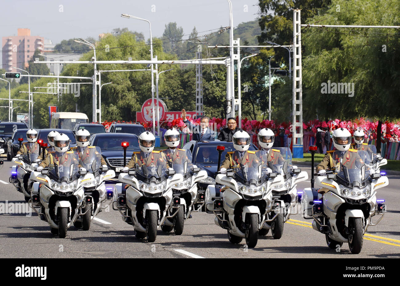 Pyongyang, Nordkorea. 18 Sep, 2018. Südkoreanischen Präsidenten Moon Jae-in (L) und dem oberen Führer der Demokratischen Volksrepublik Korea (DVRK) Kim Jong Un (R) in einer Limousine in Pjöngjang, in der Demokratischen Volksrepublik Korea, Sept. 18, 2018 gesehen werden. Mond kam am Dienstag in Pjöngjang für eine lang erwartete Treffen mit Kim, der dritte Innerkoreanischen Gipfeltreffen in diesem Jahr. Credit: Pjöngjang Pressekorps/Xinhua/Alamy leben Nachrichten Stockfoto
