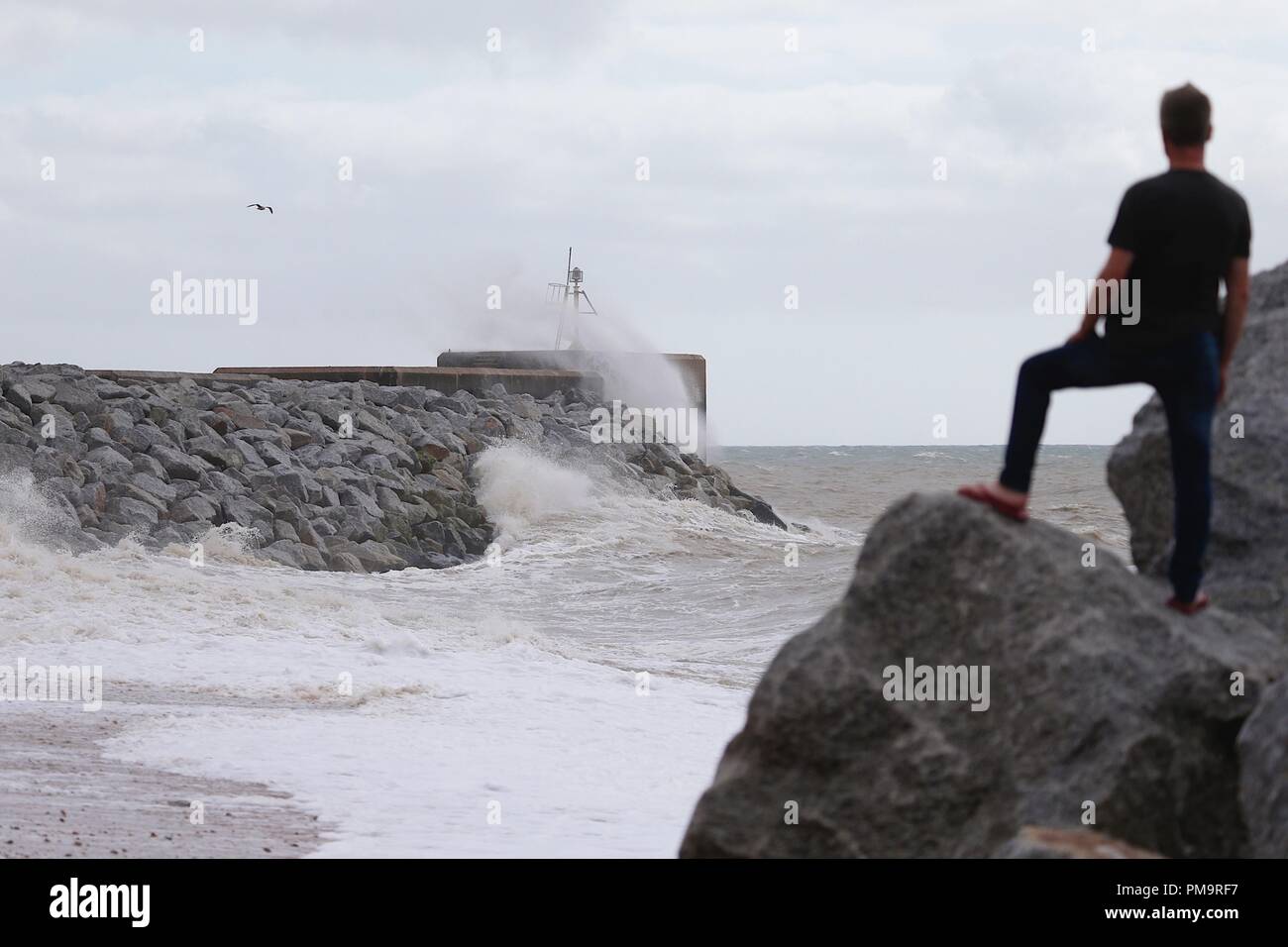 Hastings, East Sussex, UK. 18 Sep, 2018. UK Wetter: in der Nähe von Gale force süd westlichen Winden von bis zu 38 mph in der Küstenstadt Hastings heute Morgen mit sonnigen Abschnitten den ganzen Tag. © Paul Lawrenson 2018, Foto: Paul Lawrenson/Alamy leben Nachrichten Stockfoto