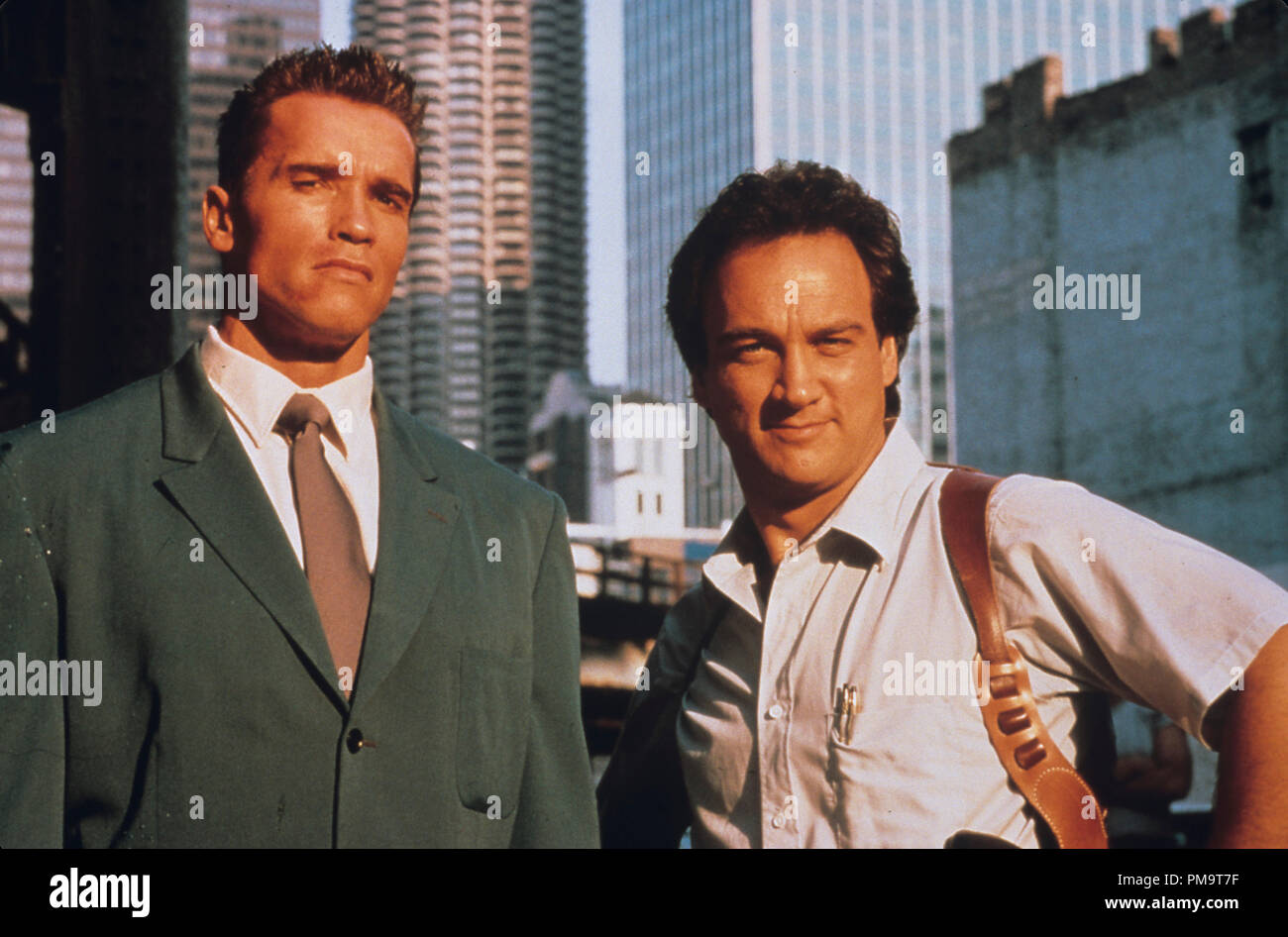 Studio Werbung noch von 'Red Heat' Arnold Schwarzenegger, James Belushi Carolco Pictures © 1988 Alle Rechte vorbehalten Datei Referenz # 31694138 THA für die redaktionelle Nutzung nur Stockfoto