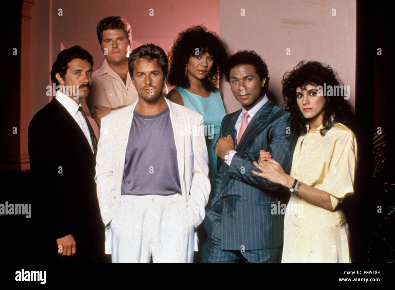 Studio Werbung noch von 'Miami Vice' Edward James Olmos, Michael Talbott, Don Johnson, Olivia Brown, Philip Michael Thomas, Saundra Santiago ca. 1988 Alle Rechte vorbehalten Datei Referenz # 31694157 THA für die redaktionelle Nutzung nur Stockfoto