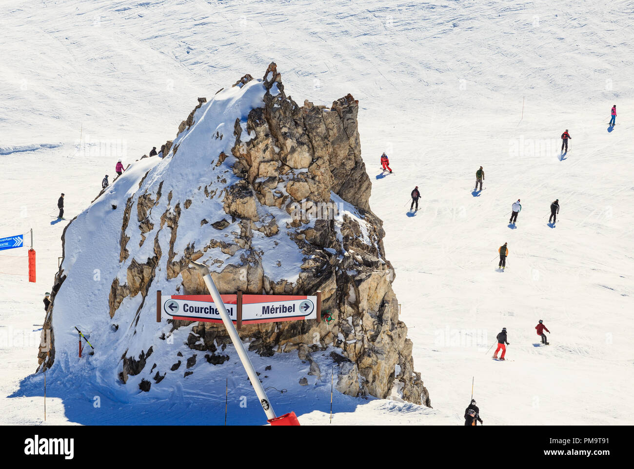 Zeiger läuft auf der Grenze Skistationen Courchevel und Meribel. Frankreich Stockfoto