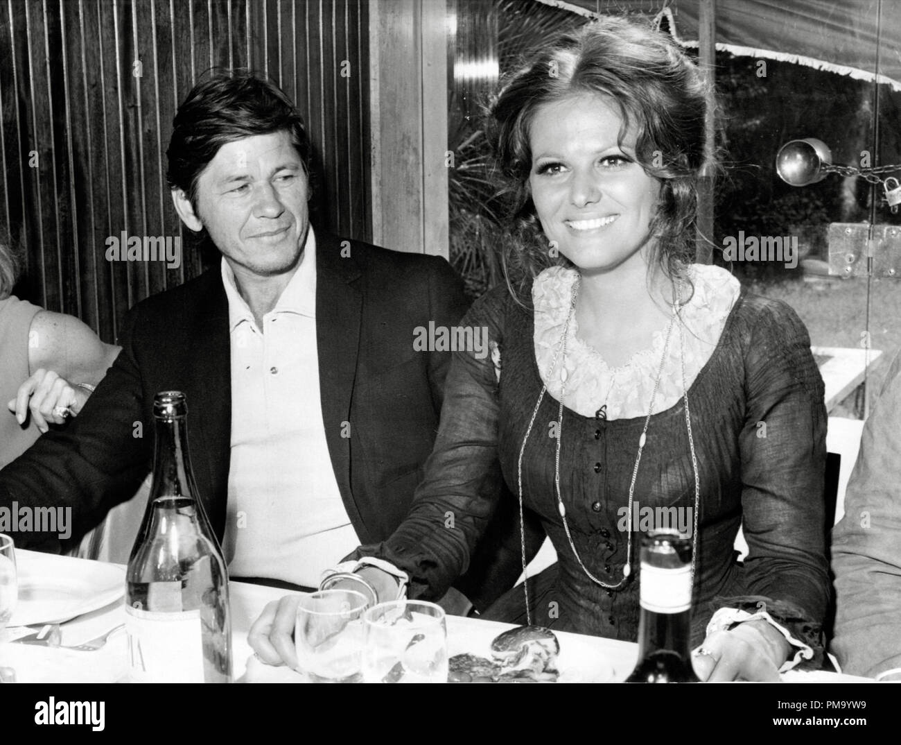 Studio Werbung noch: Charles Bronson, Claudia Cardinale auf einer Presseveranstaltung für "Es War Einmal im Westen" 1968 Datei Referenz # 31780_338 Stockfoto