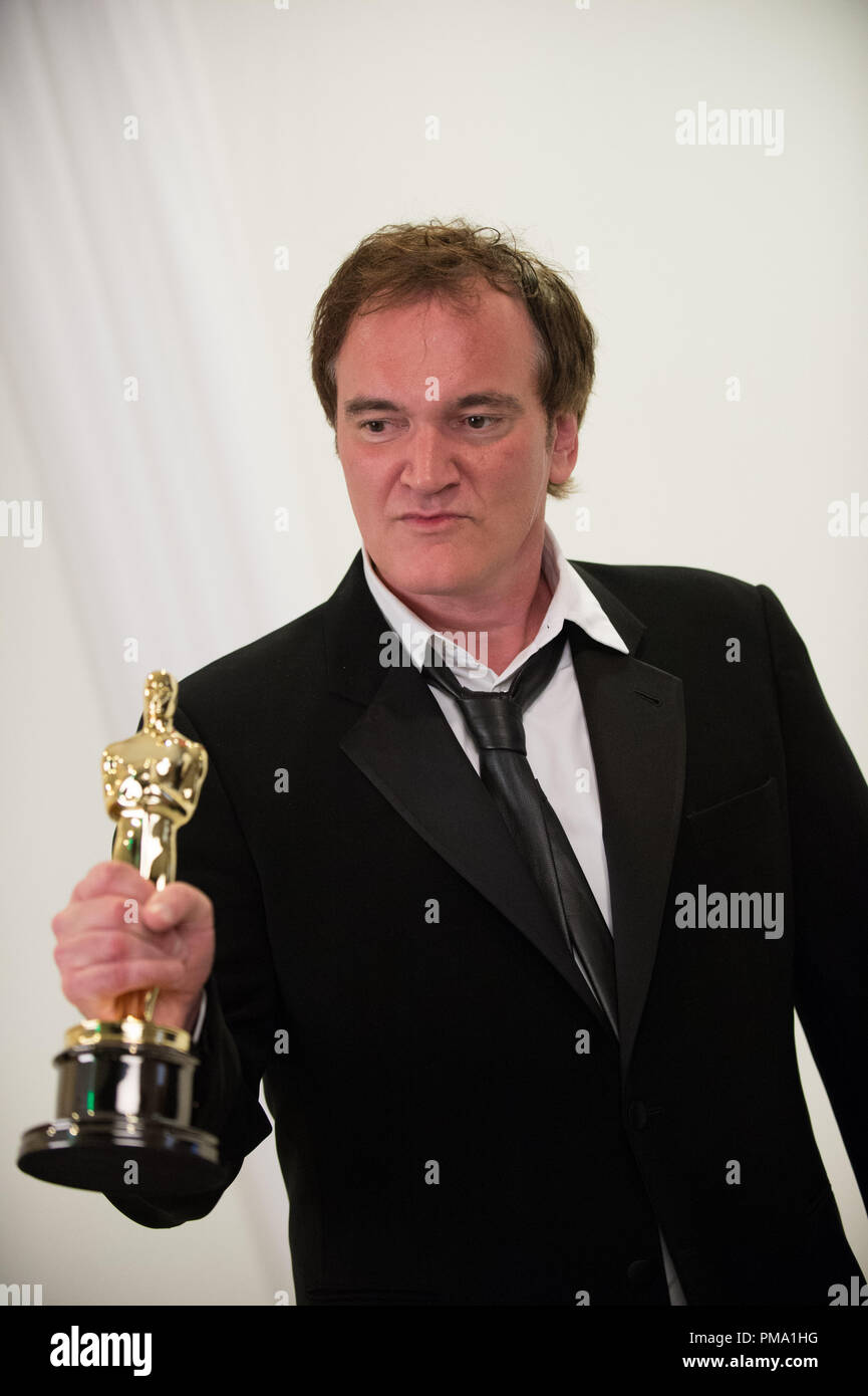 Nach dem Gewinn der Kategorie Drehbuch für "Django Unchained", Quentin Tarantino stellt Backstage mit seinem Oscar® während der Live ABC Telecast von der Dolby® Theater während der Oscars® von Hollywood, CA, Sonntag, 24. Februar 2013. Stockfoto