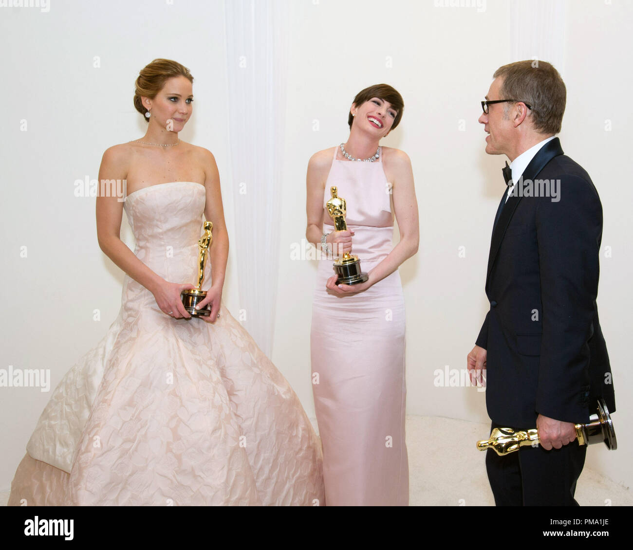 Jennifer Lawrence, Oscar®-Gewinner für die Leistung von einer Schauspielerin in einer Hauptrolle; Anne Hathaway, Oscar®-Gewinner für die Leistung von einer Schauspielerin in einer Nebenrolle, und Christoph Waltz, Oscar®-Gewinner für Leistung durch einen Schauspieler in einer unterstützenden Rolle, teilen einen Moment backstage bei den Oscars® live auf ABC von der Dolby® Theater in Hollywood, CA, Sonntag, 24. Februar 2013. Stockfoto